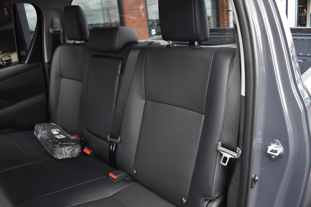 Toyota Hilux view 40