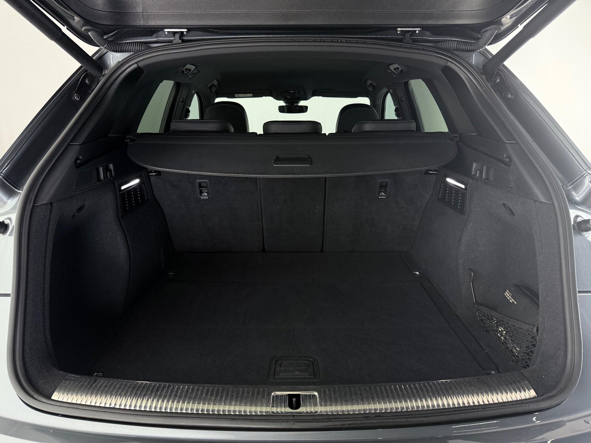 Audi Q5 view 12