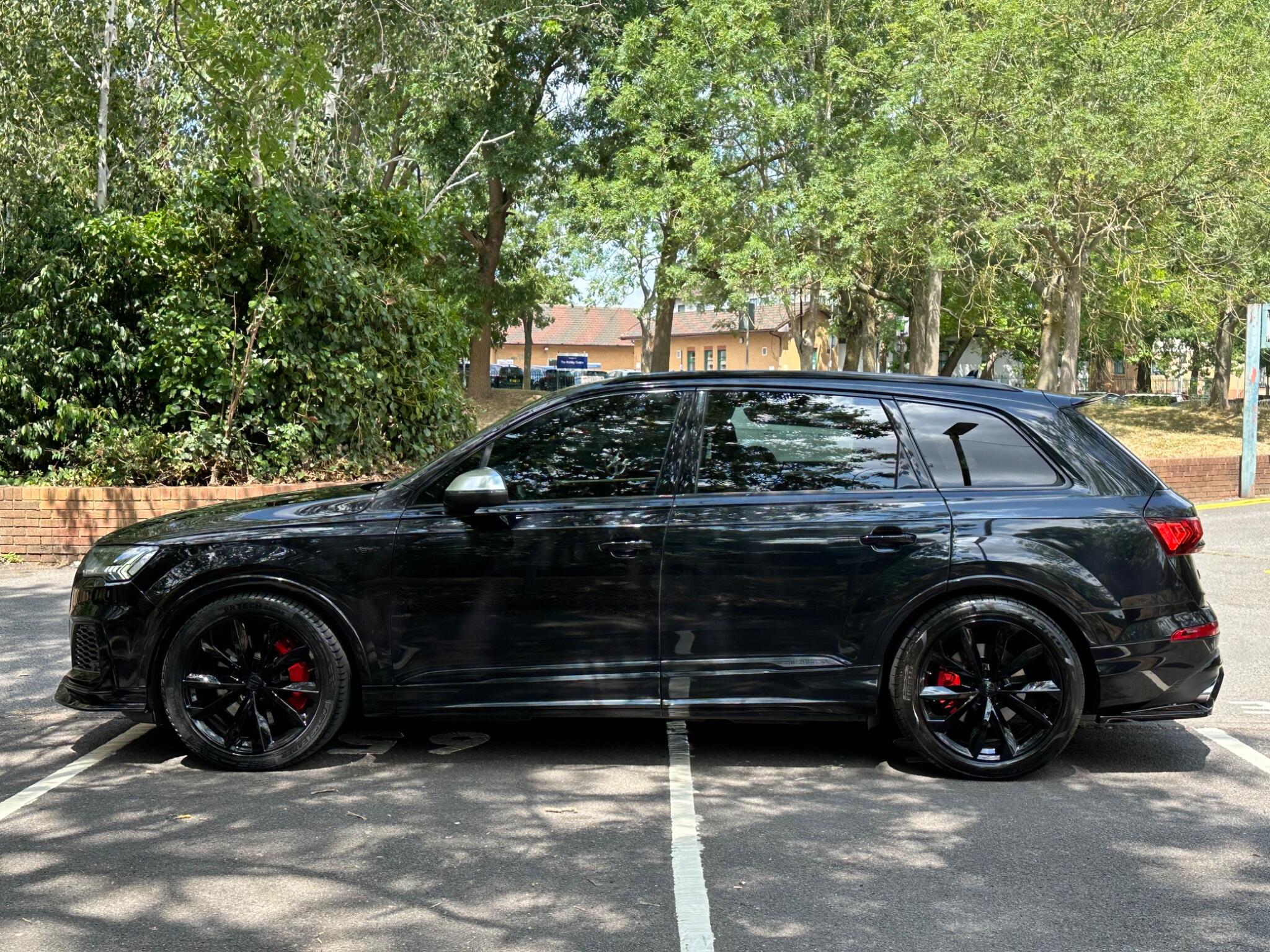 Audi SQ7 view 8