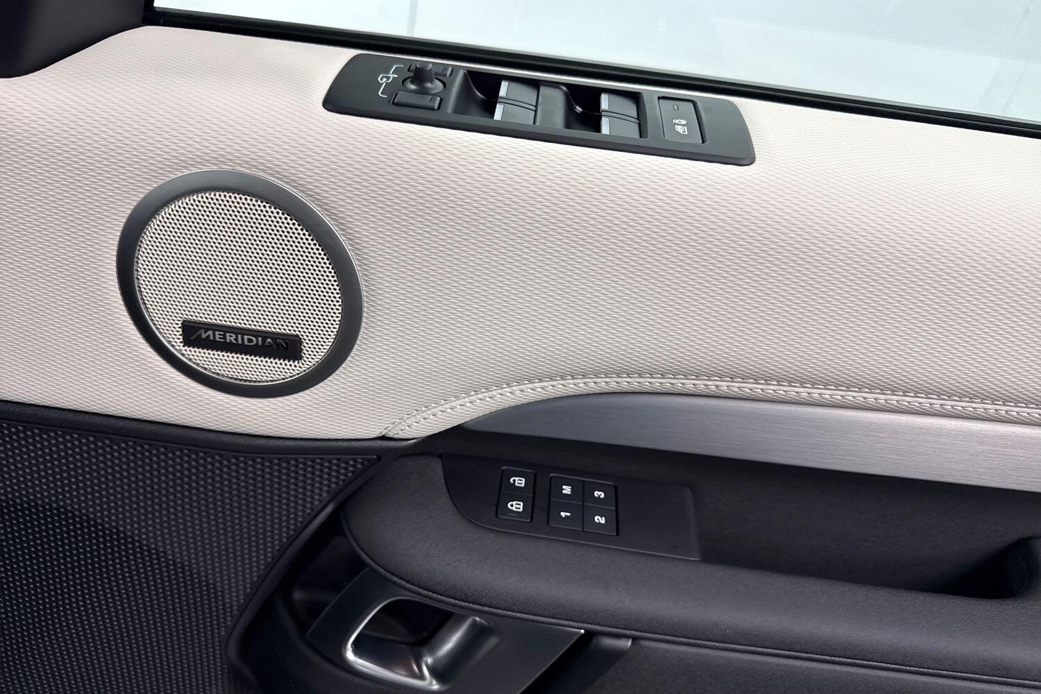 Land Rover Discovery view 21