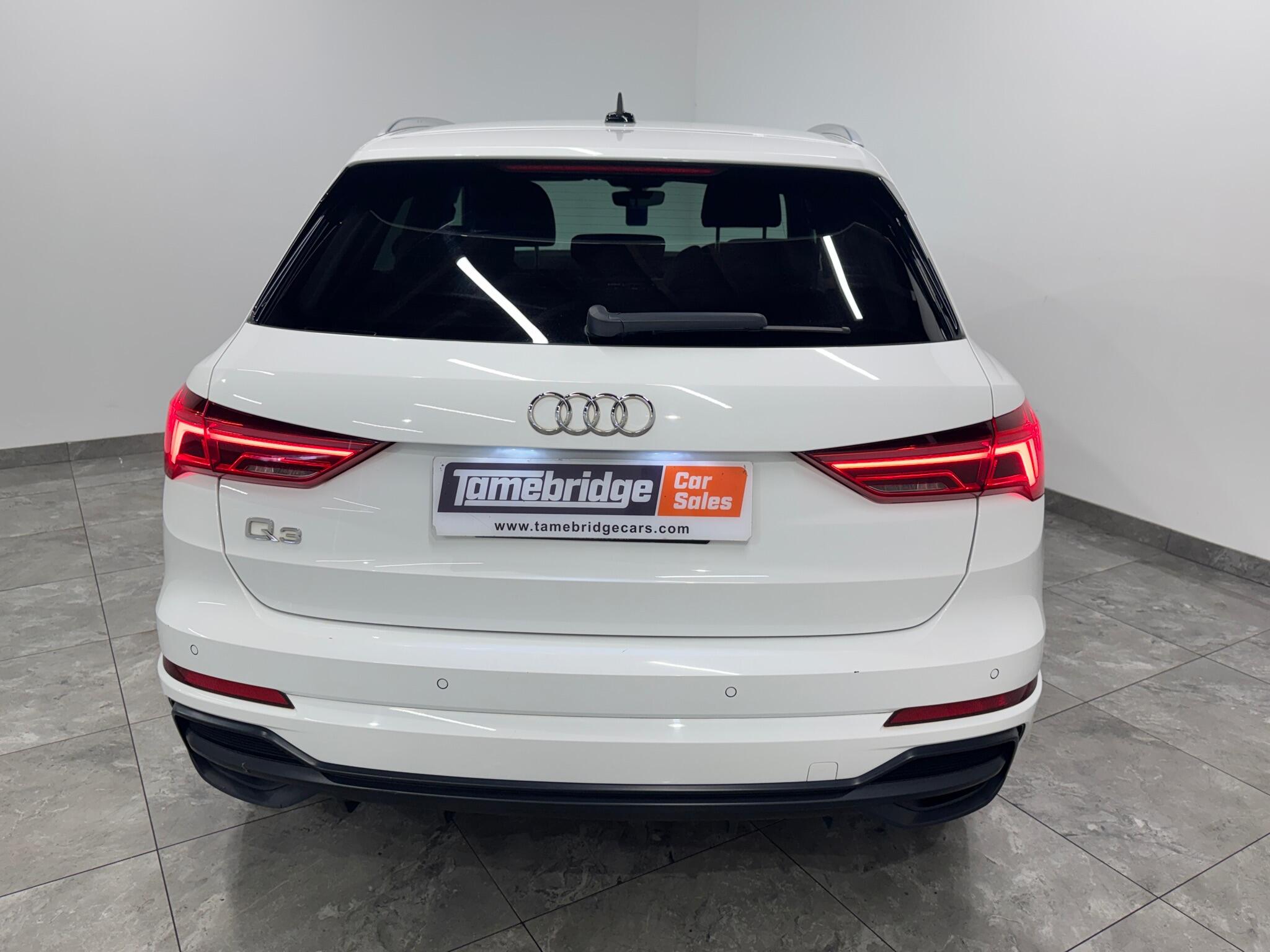 Audi Q3 view 7