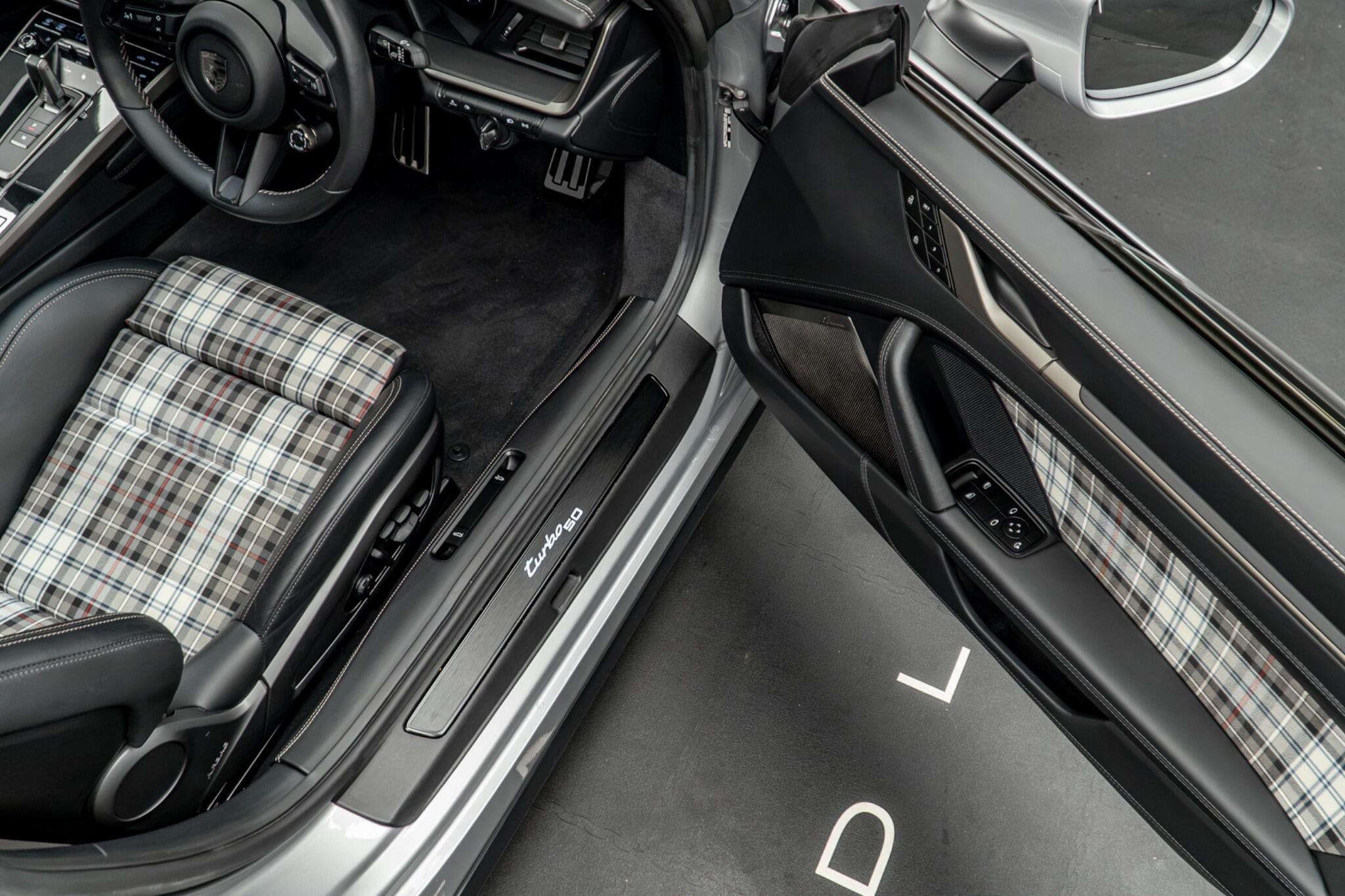 Porsche 911 view 30