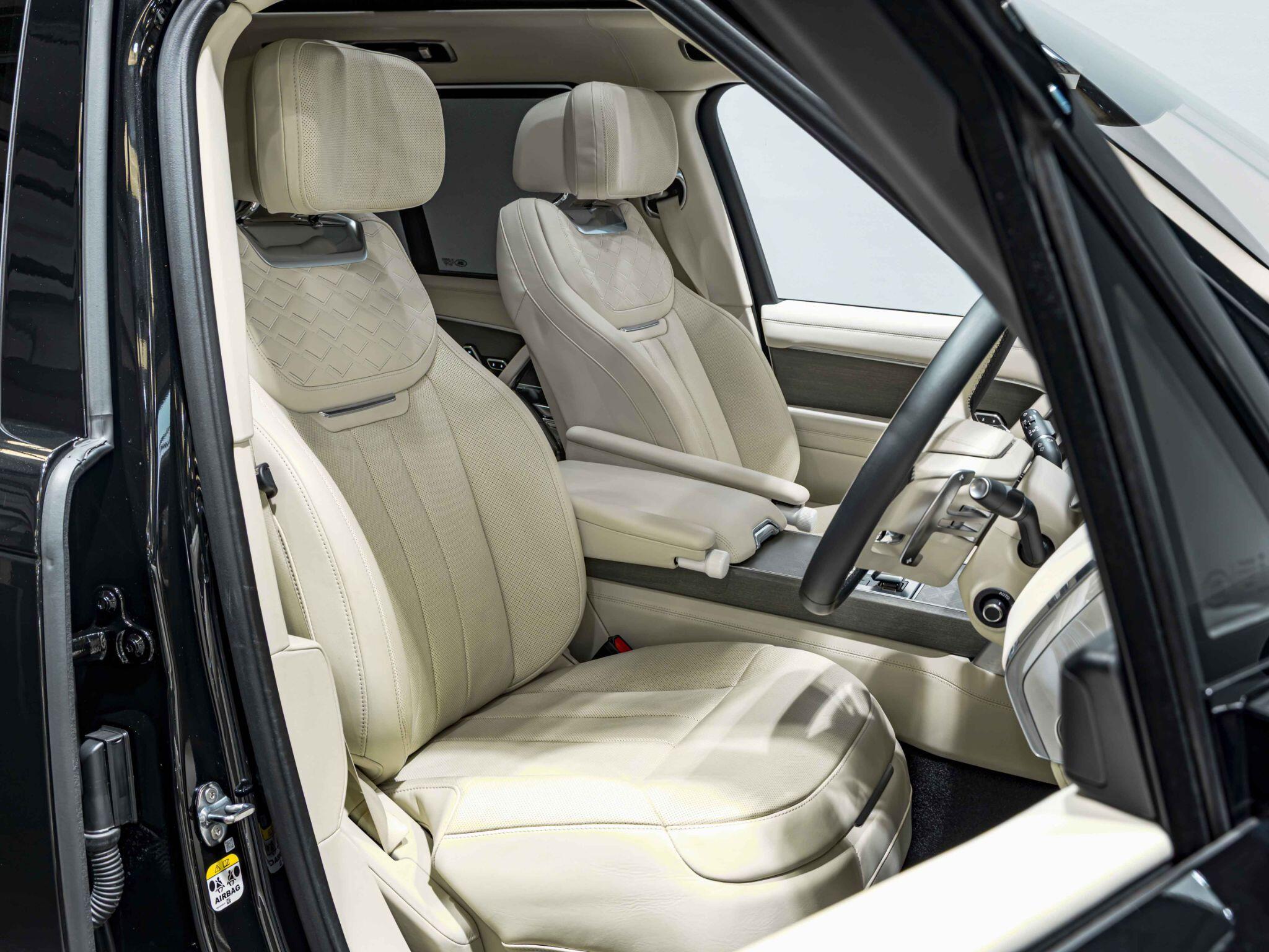 Land Rover Range Rover view 2