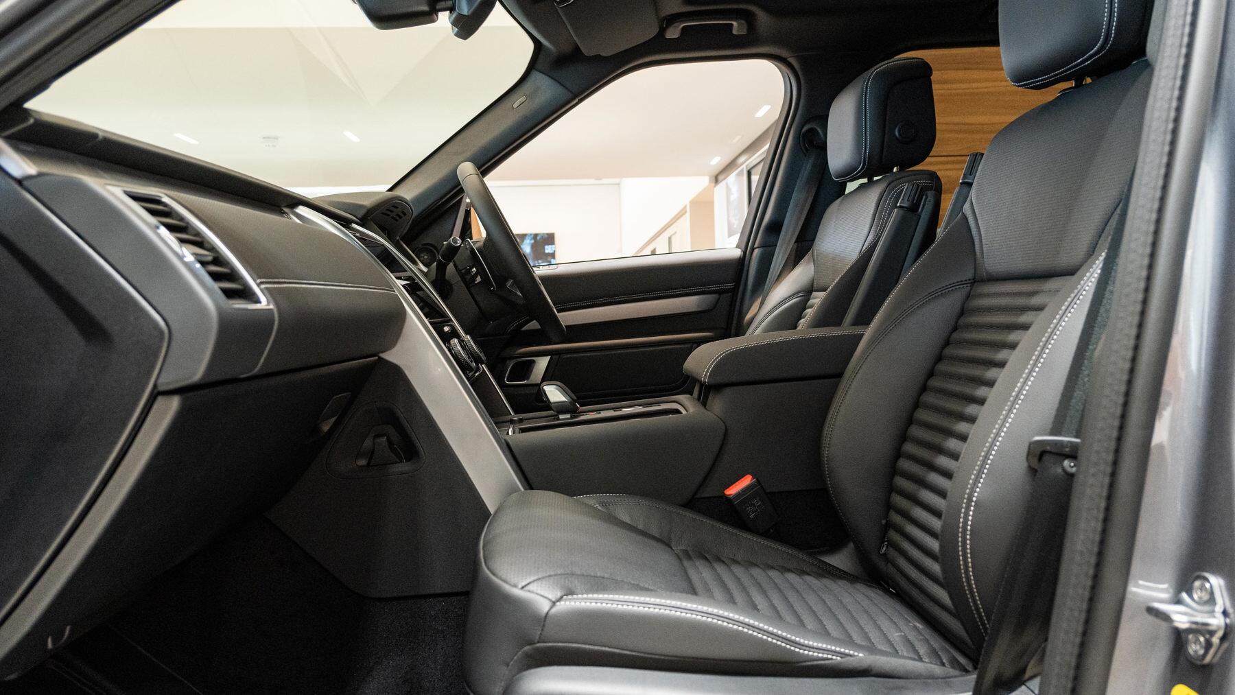 Land Rover Discovery view 3