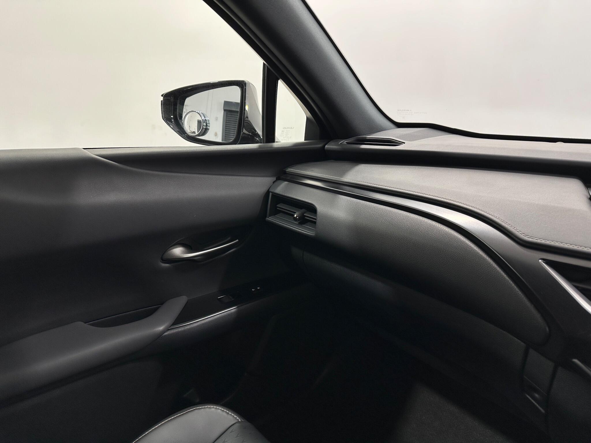 Lexus UX view 27