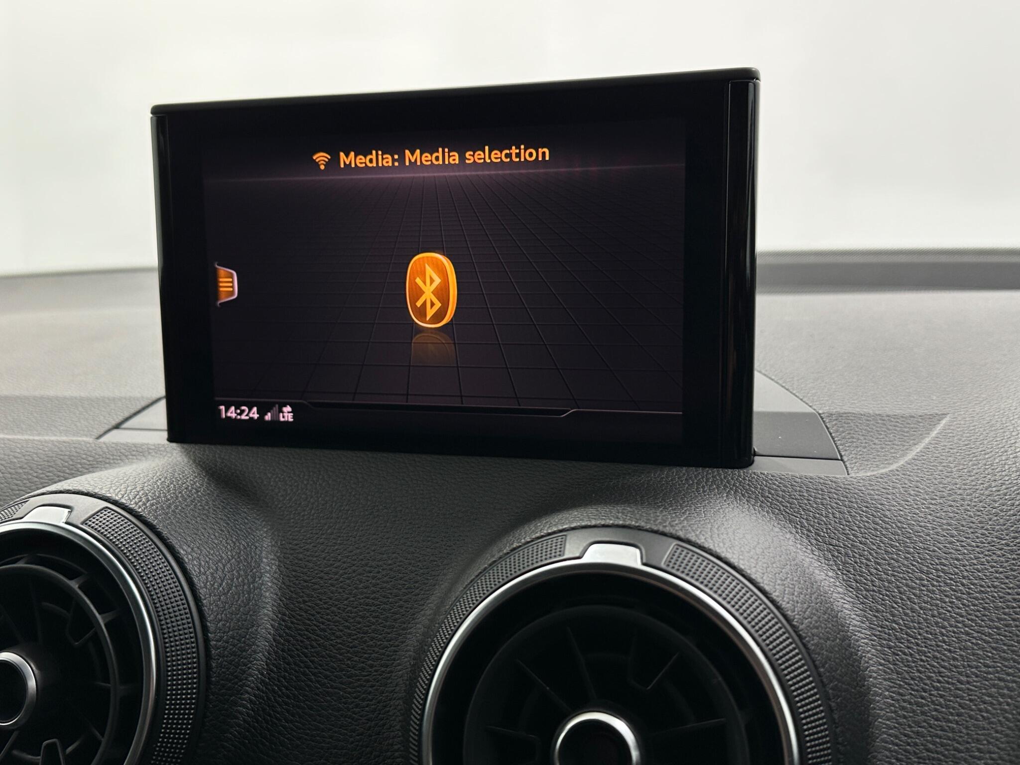 Audi Q2 view 25