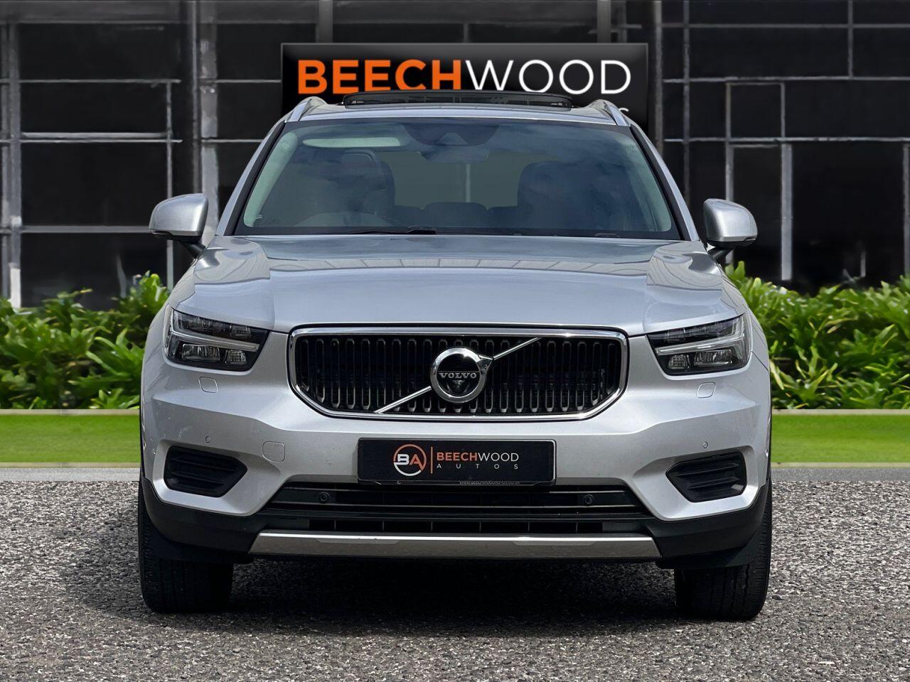 Volvo XC40 view 3