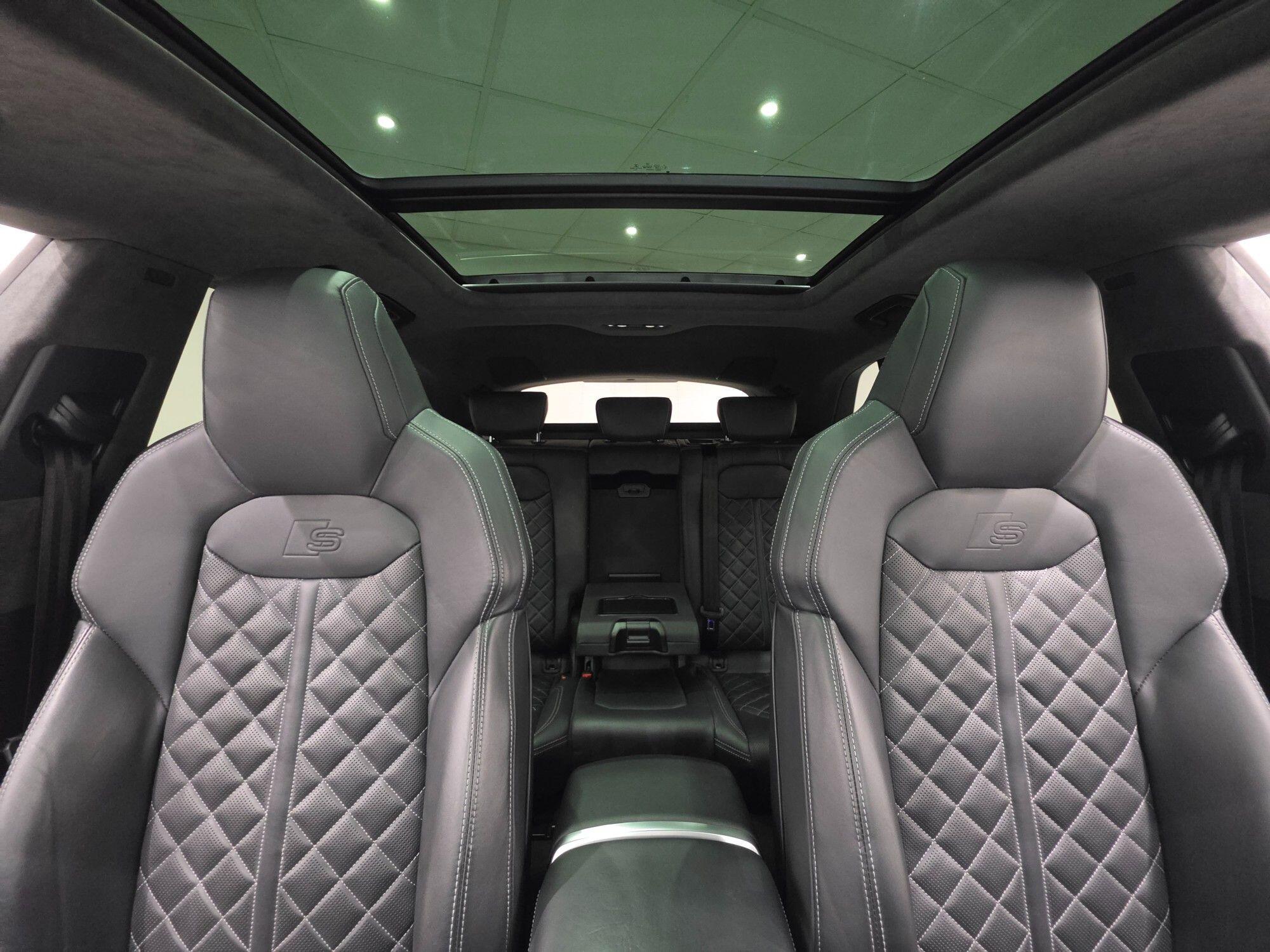 Audi Q8 view 17