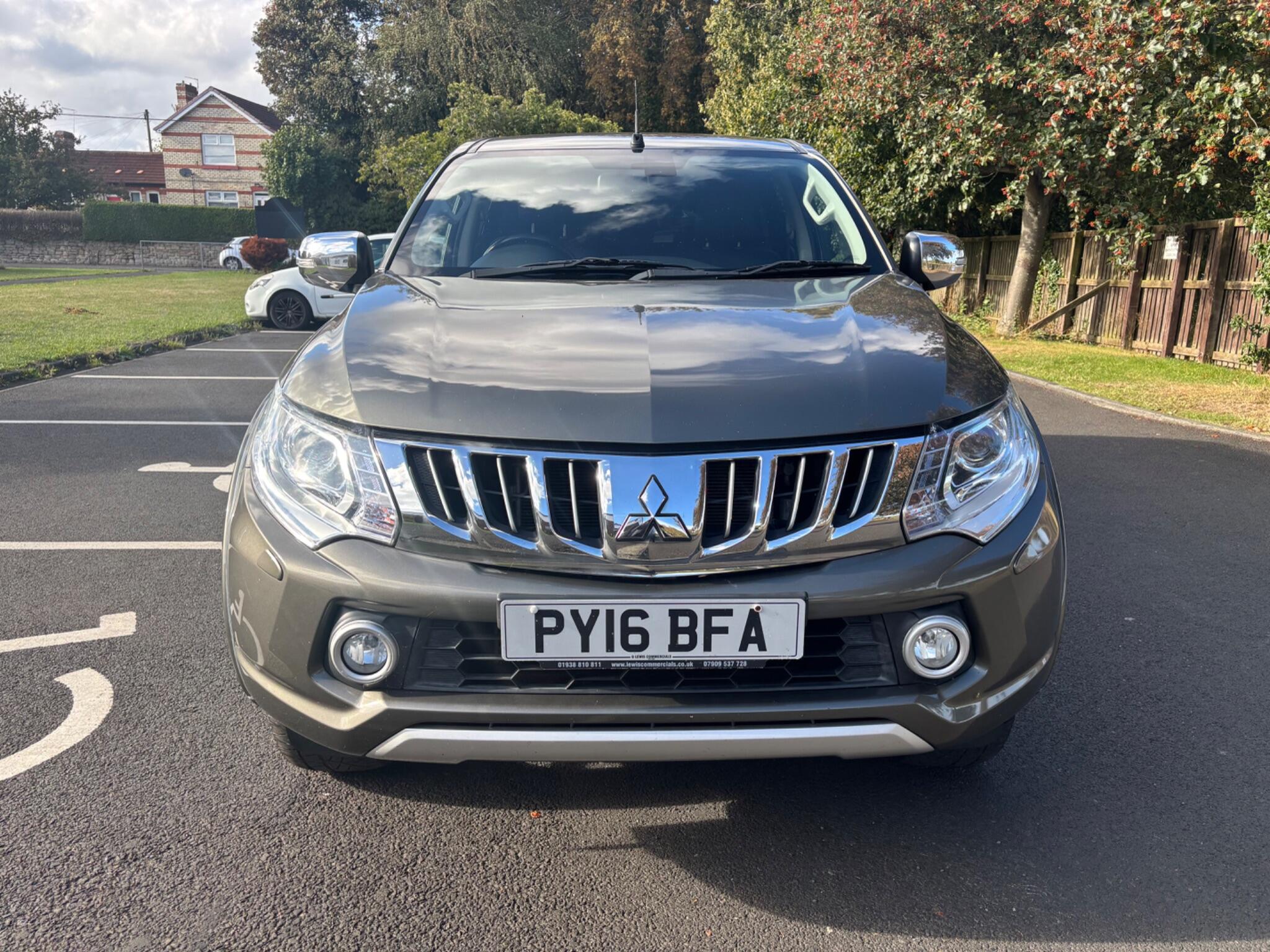Mitsubishi L200 view 2
