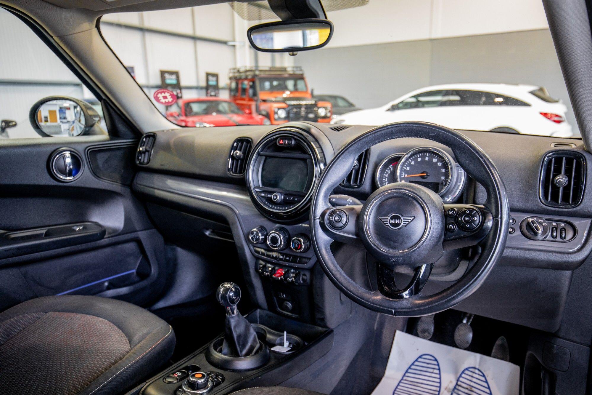 Mini Countryman view 2