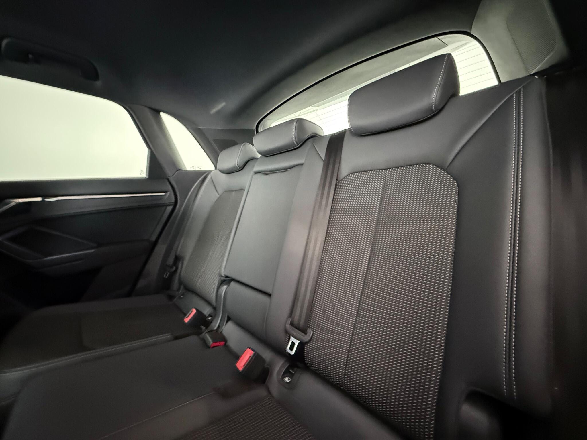 Audi Q3 view 32