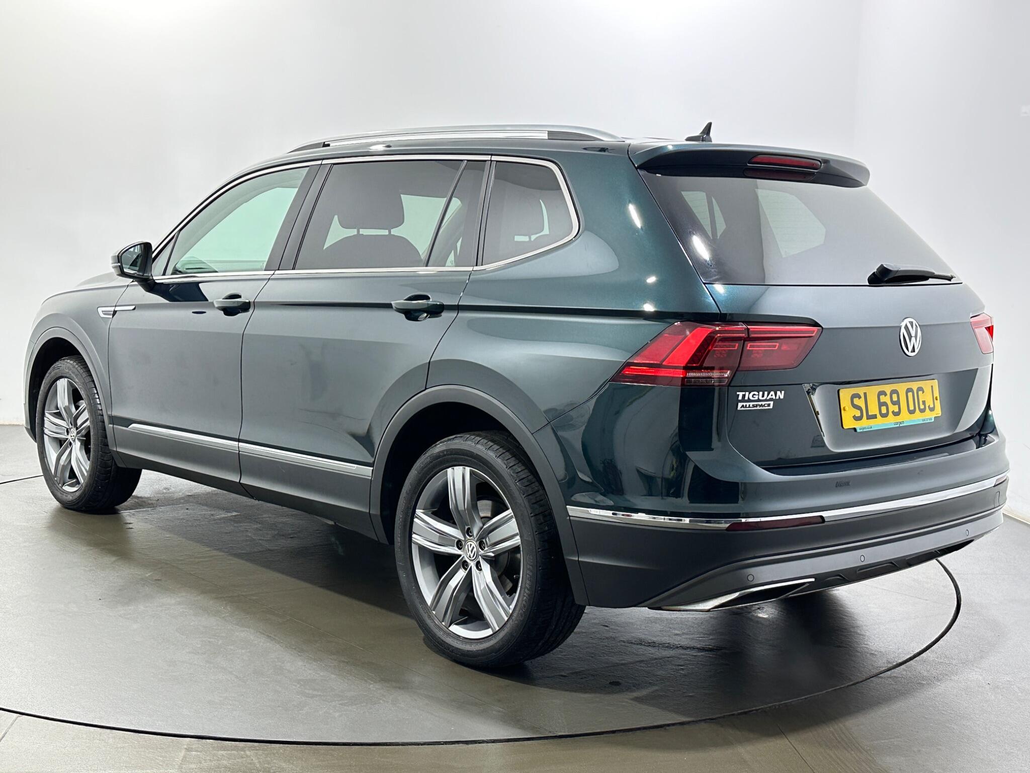 Volkswagen Tiguan Allspace view 6