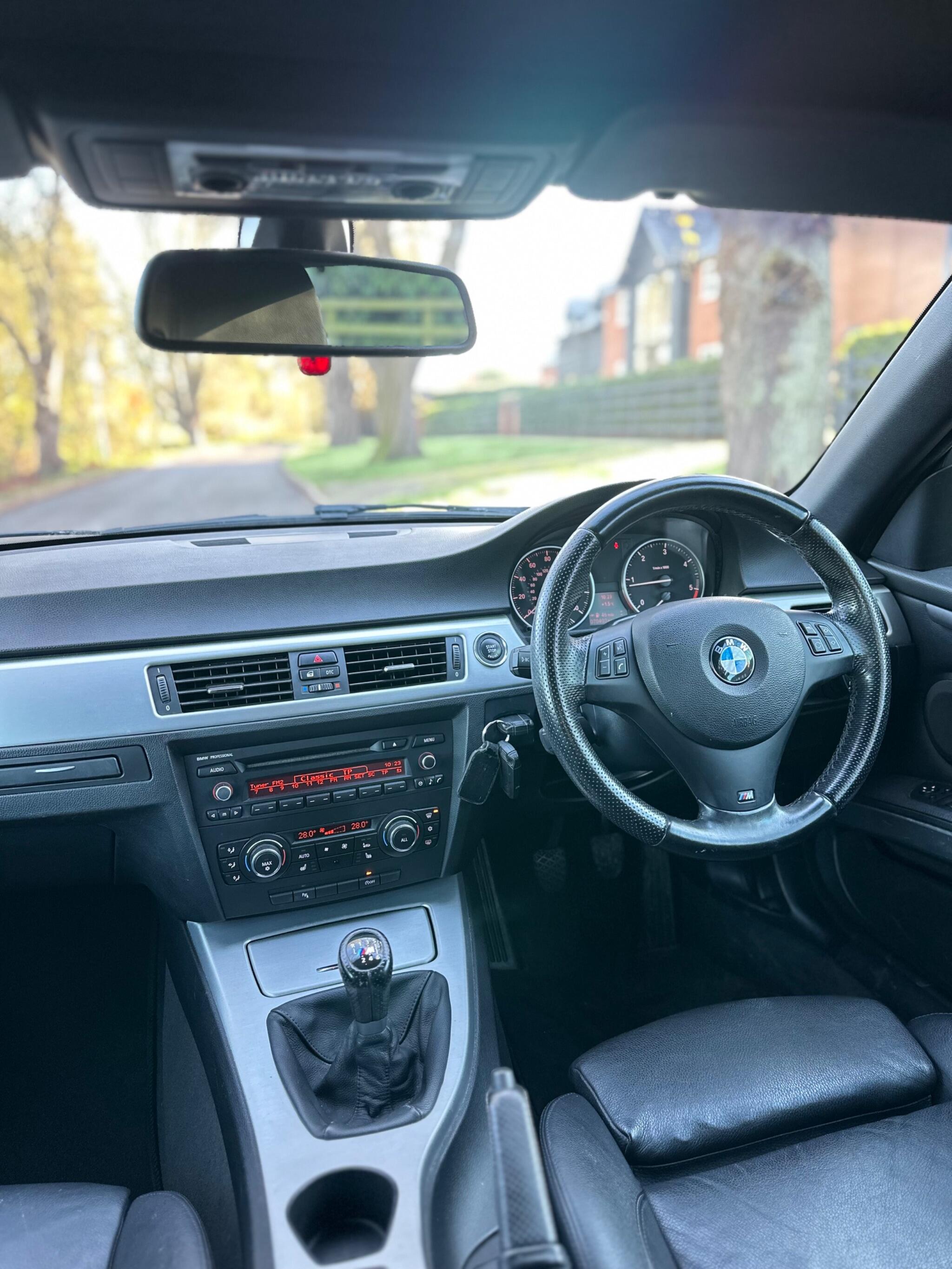 2010 BMW 3 Series image 33