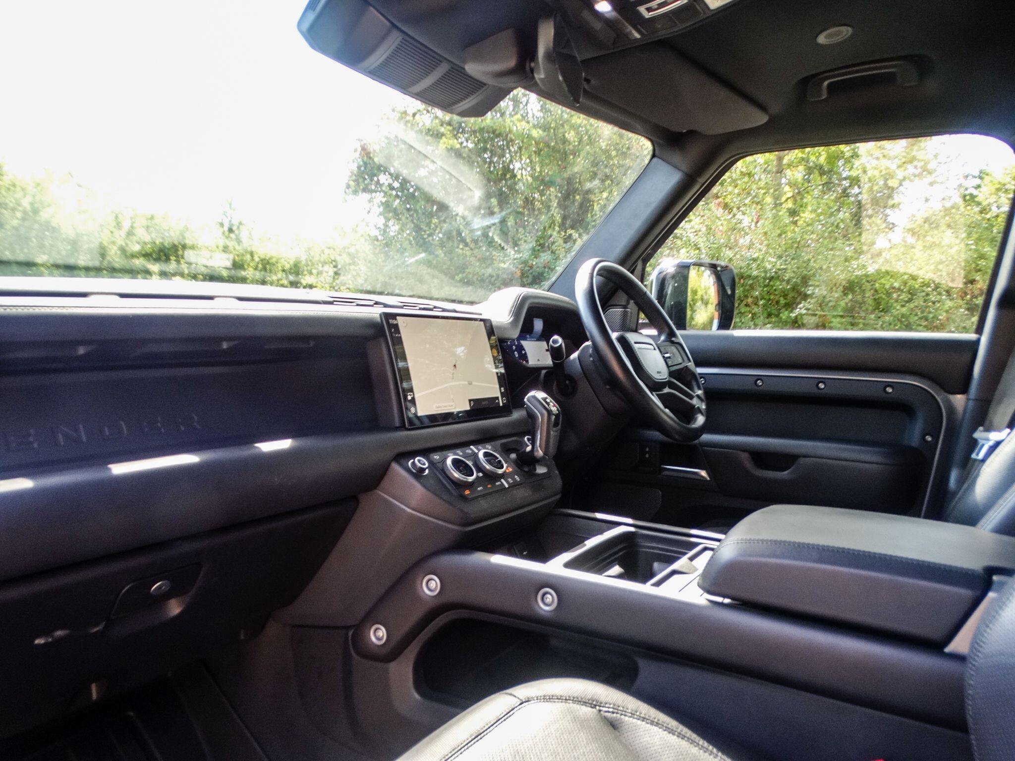 Land Rover Defender 110 view 15