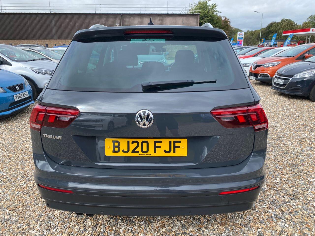 Volkswagen Tiguan view 5