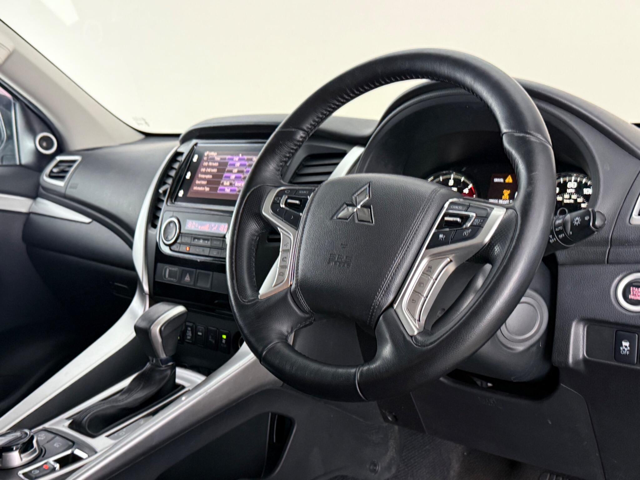 Mitsubishi Shogun Sport view 3