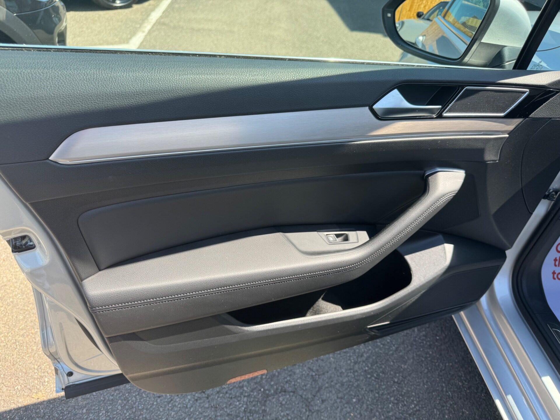 Volkswagen Passat view 8
