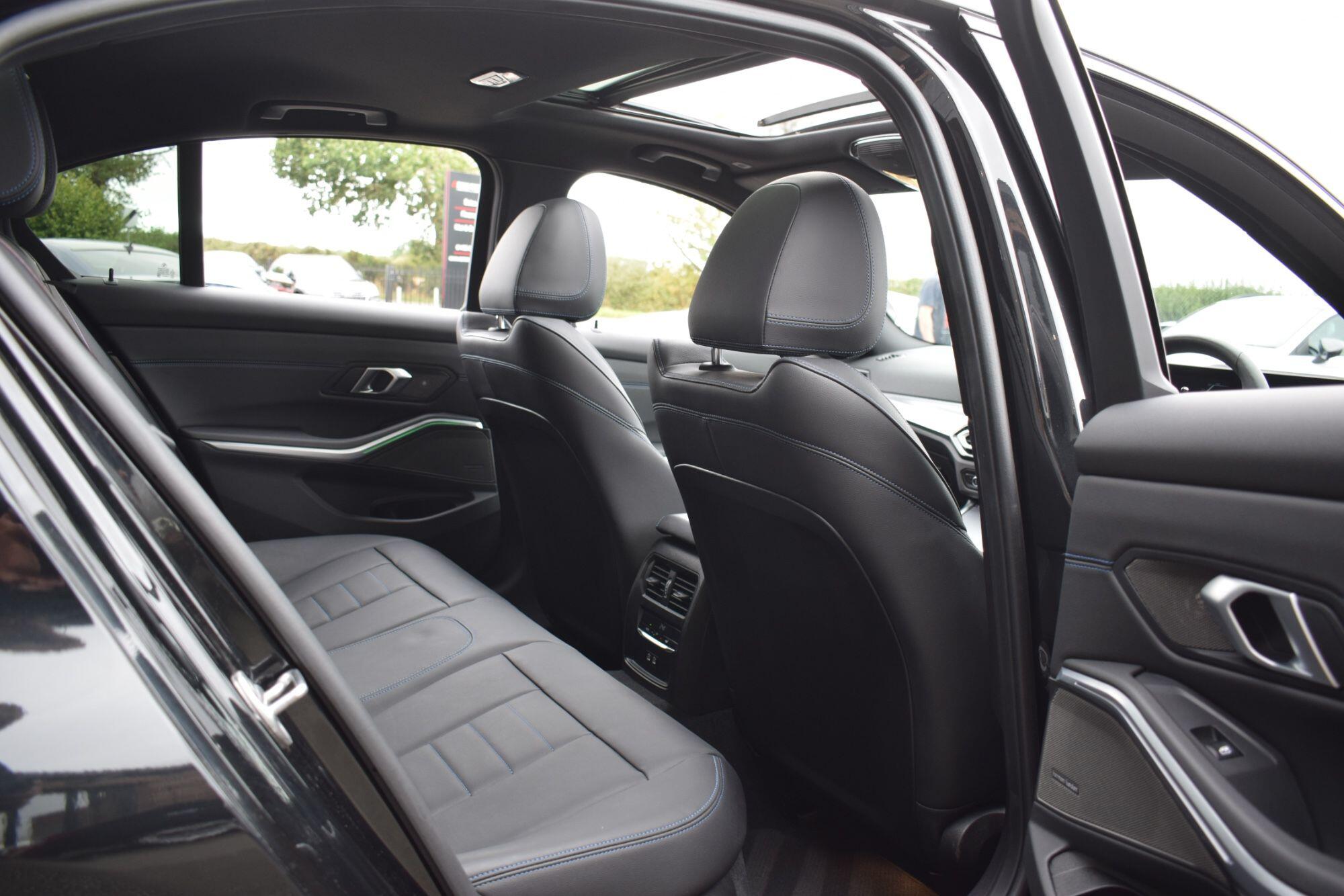 BMW 3 Series view 20