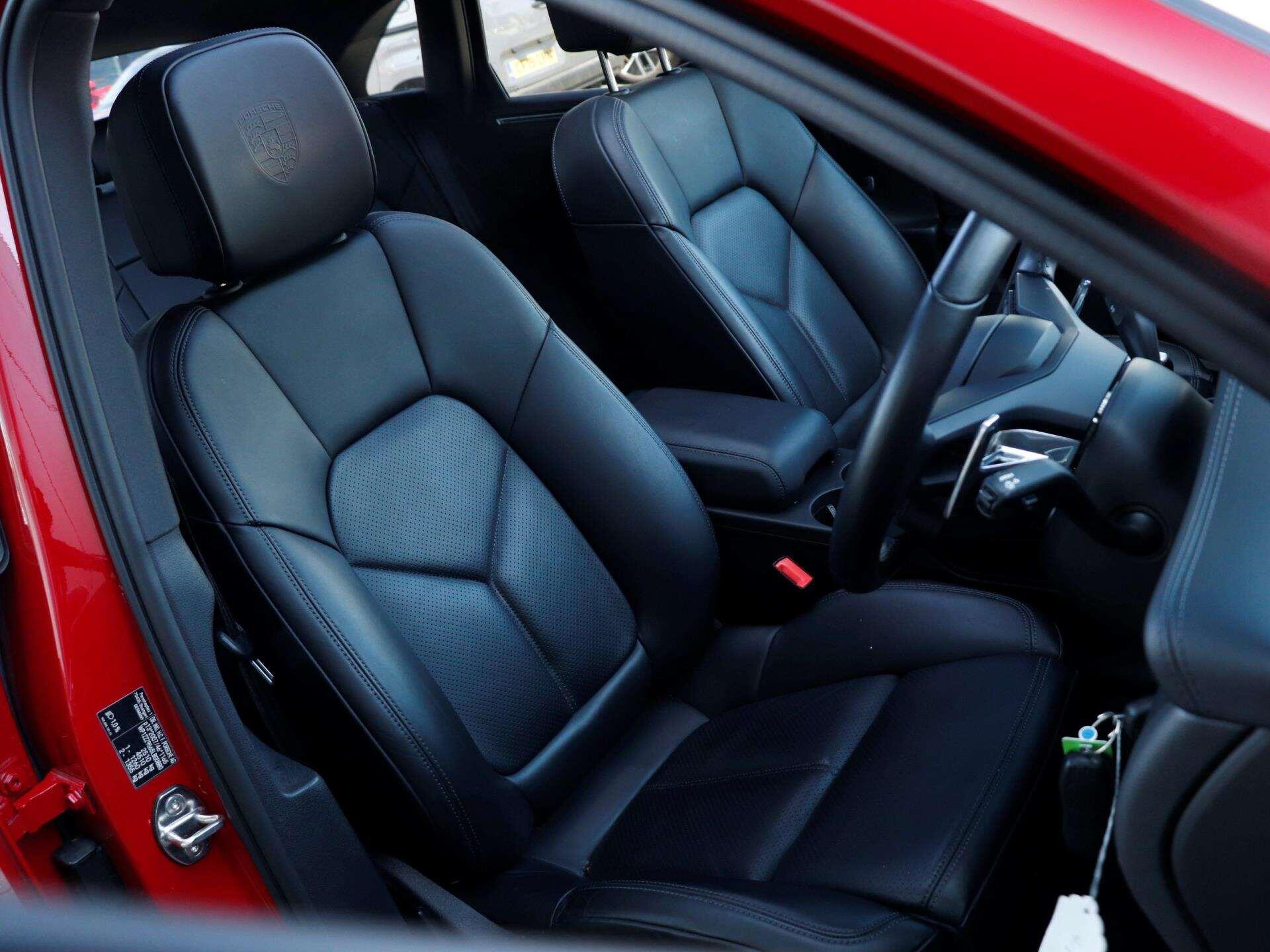 Porsche Macan view 24