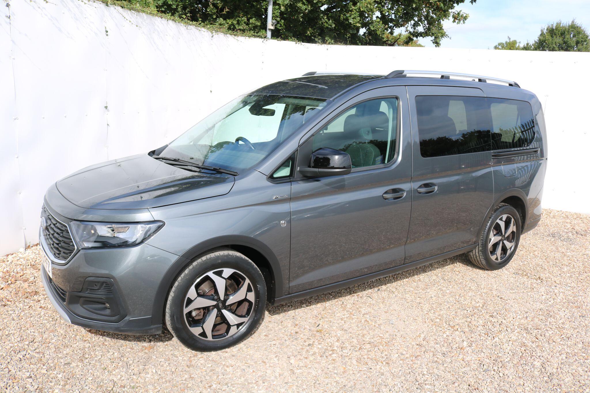 Ford Grand Tourneo Connect view 2
