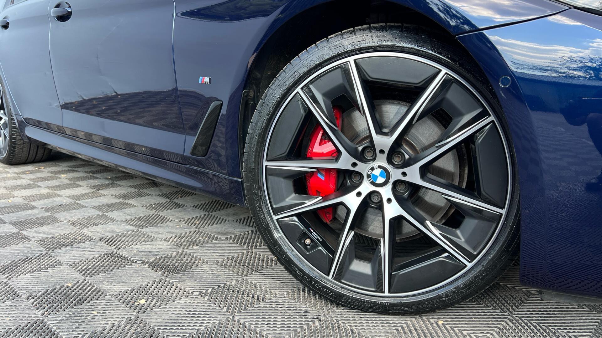 BMW 5 Series view 25