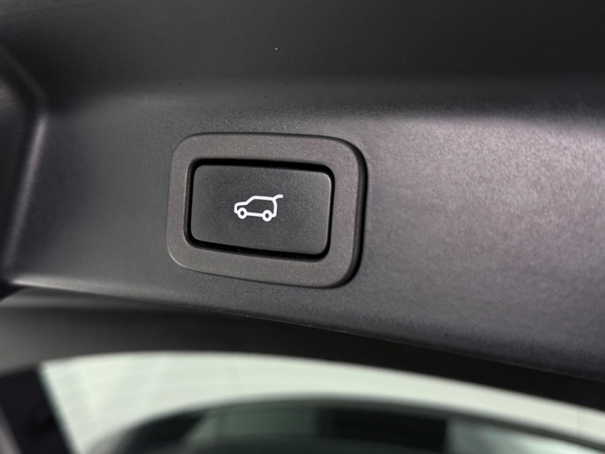 Jaguar F-Pace view 13