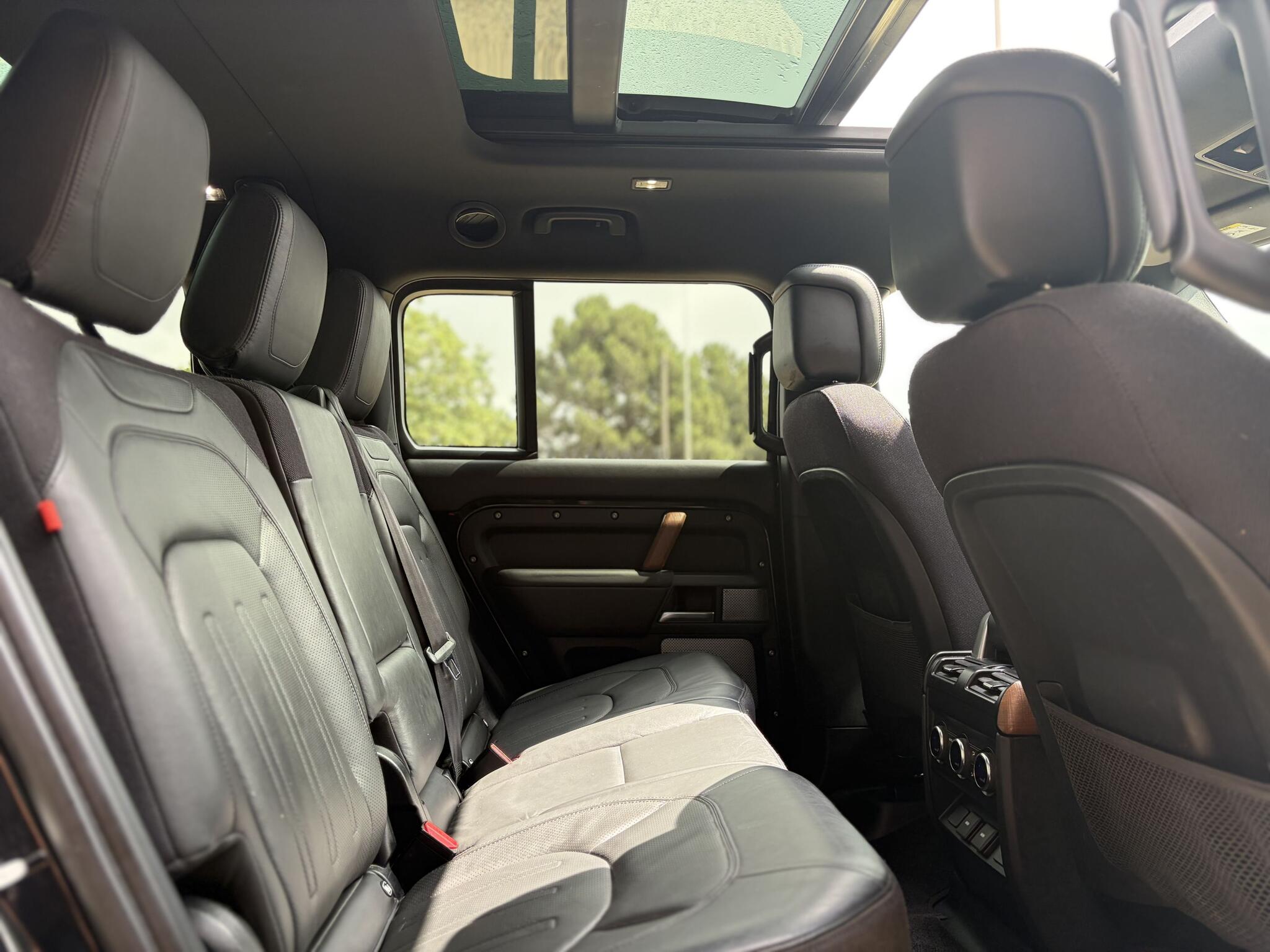 Land Rover Defender 130 view 29