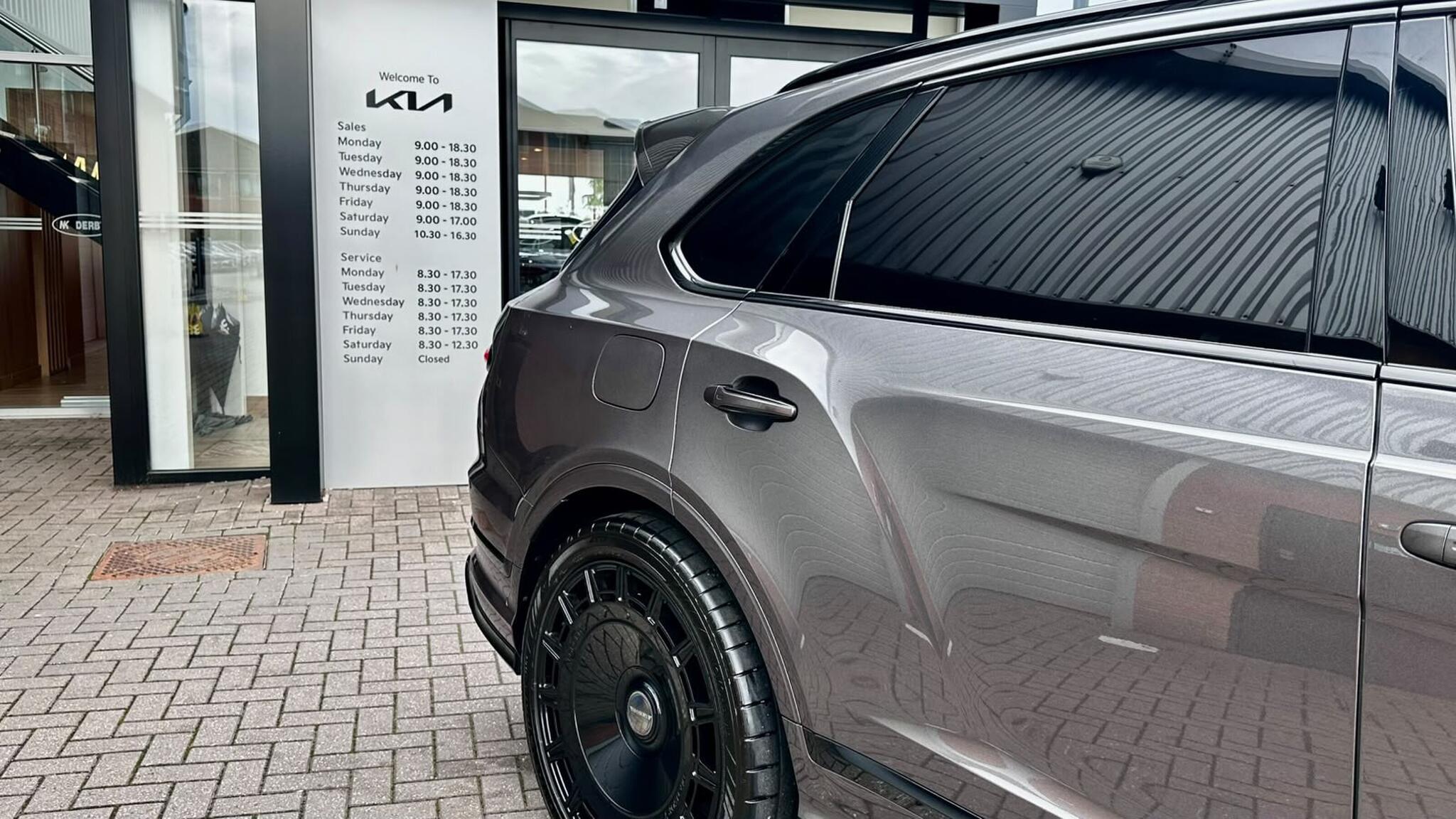 Bentley Bentayga view 11