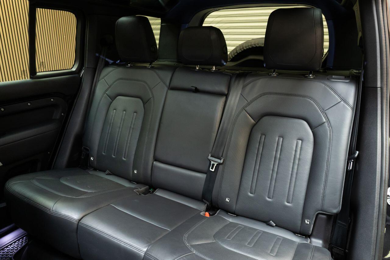 Land Rover Defender 110 view 15