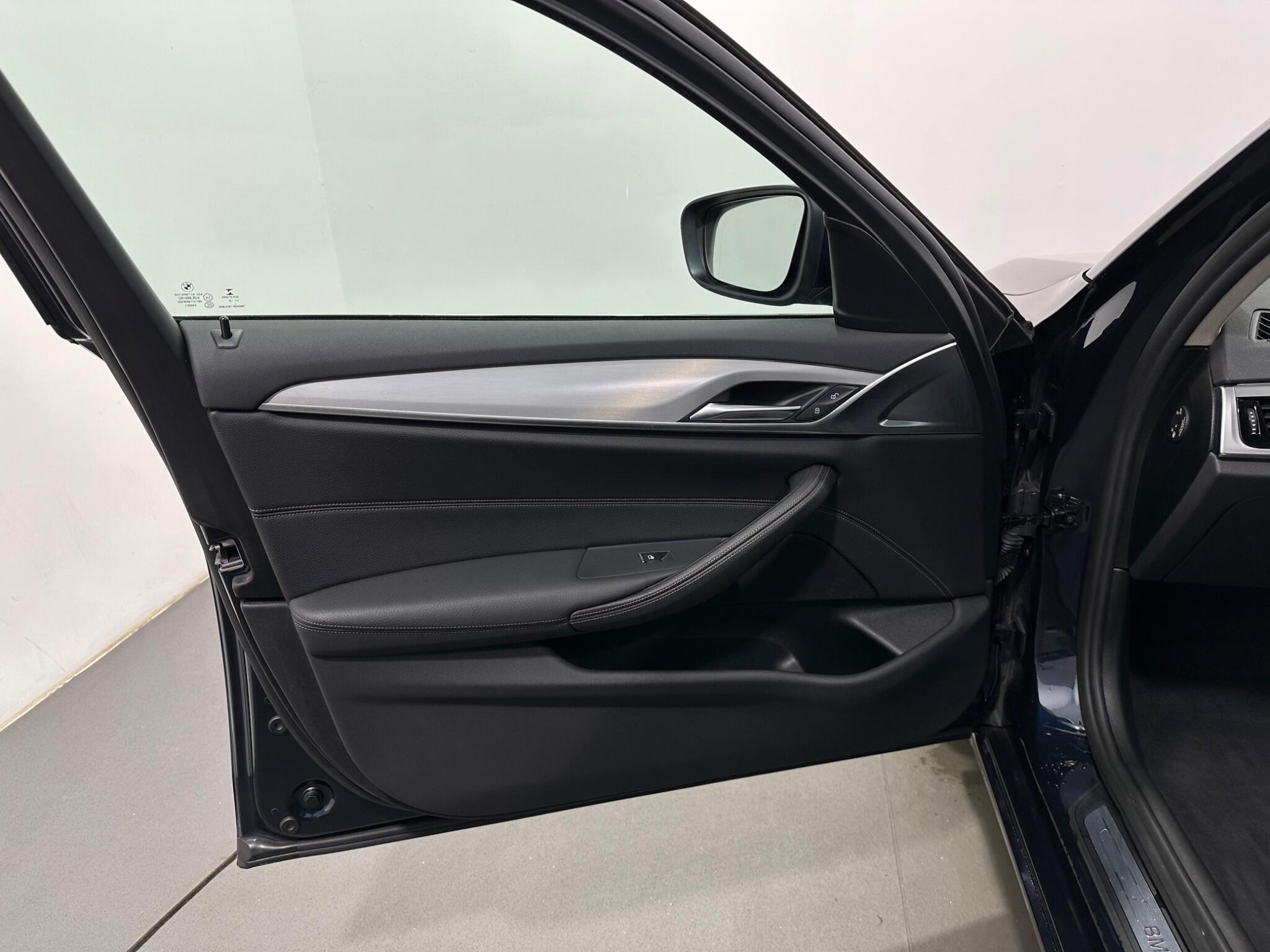 BMW 5 Series view 38