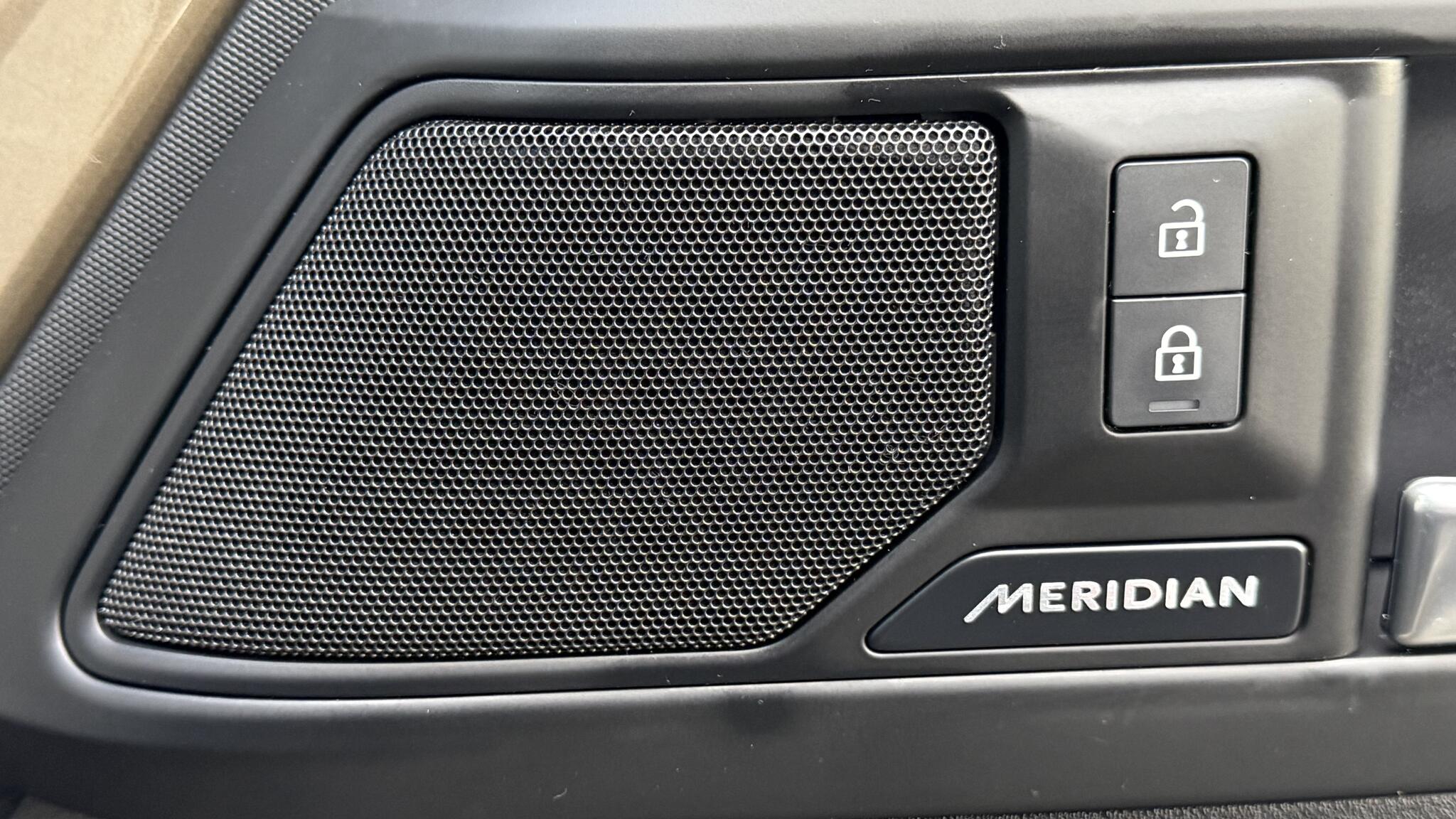 Land Rover Defender view 32