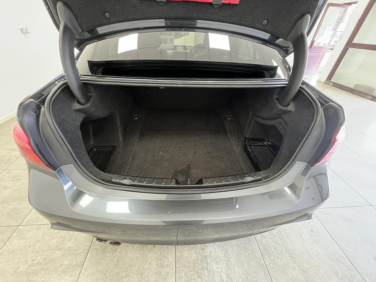 BMW 3 Series view 16