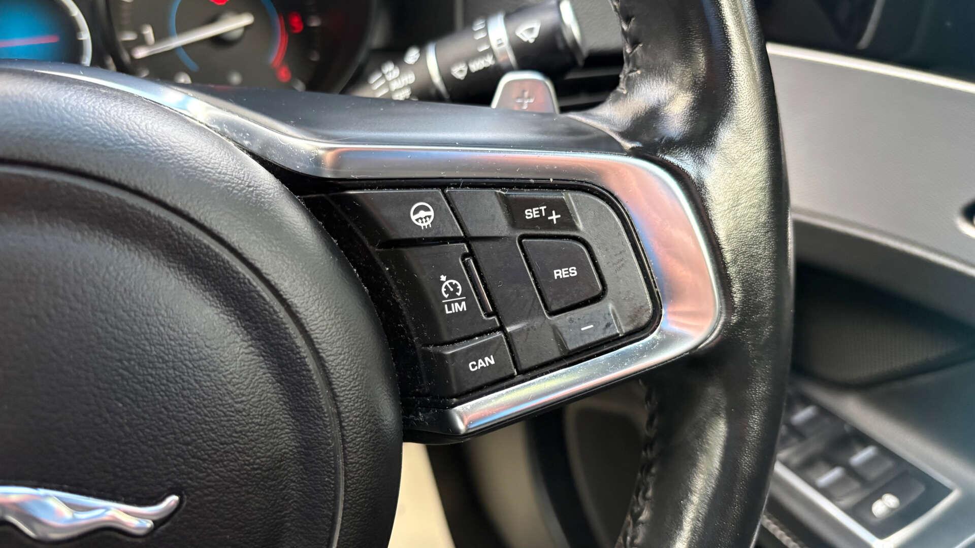 Jaguar XF view 22