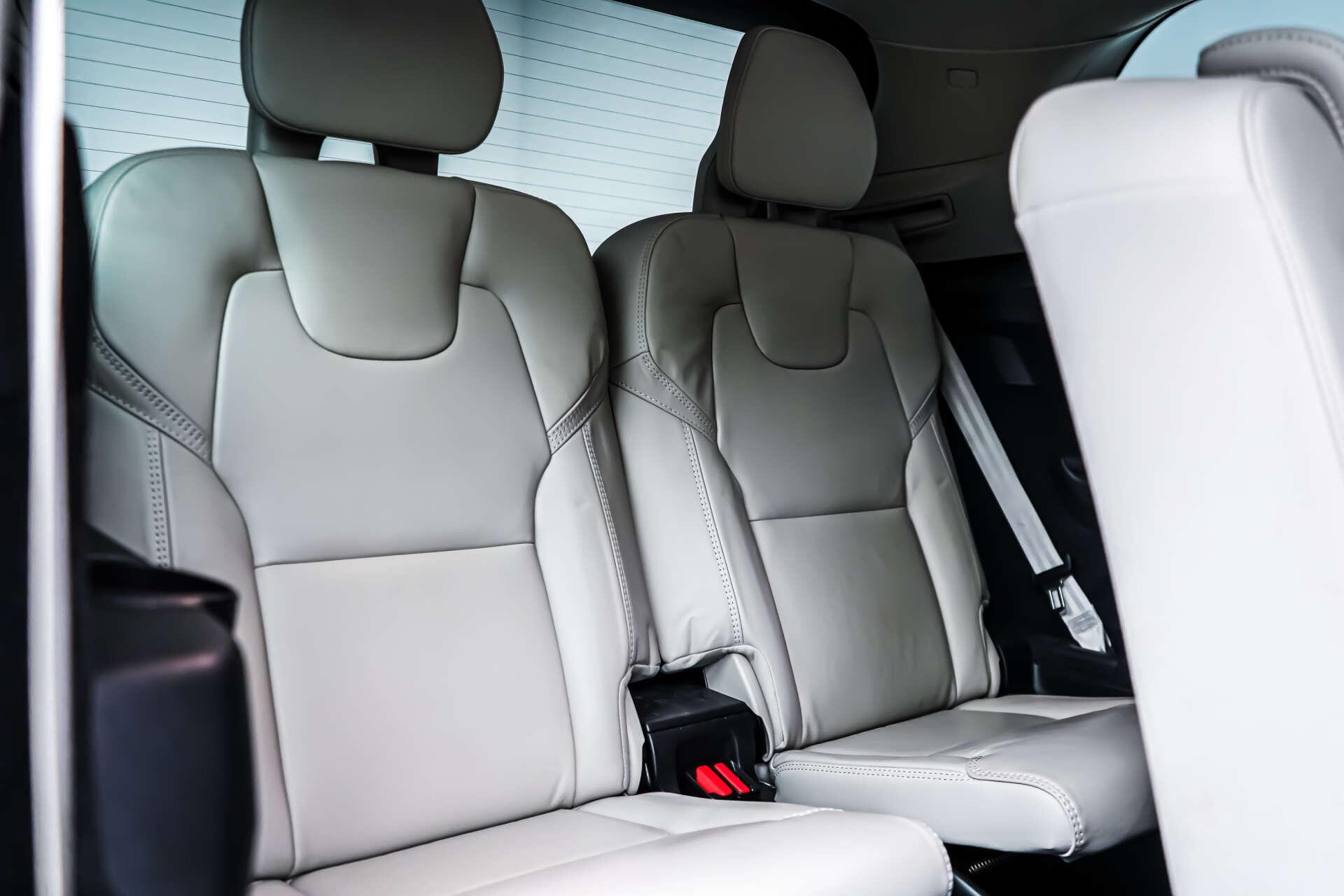 Volvo XC90 view 9