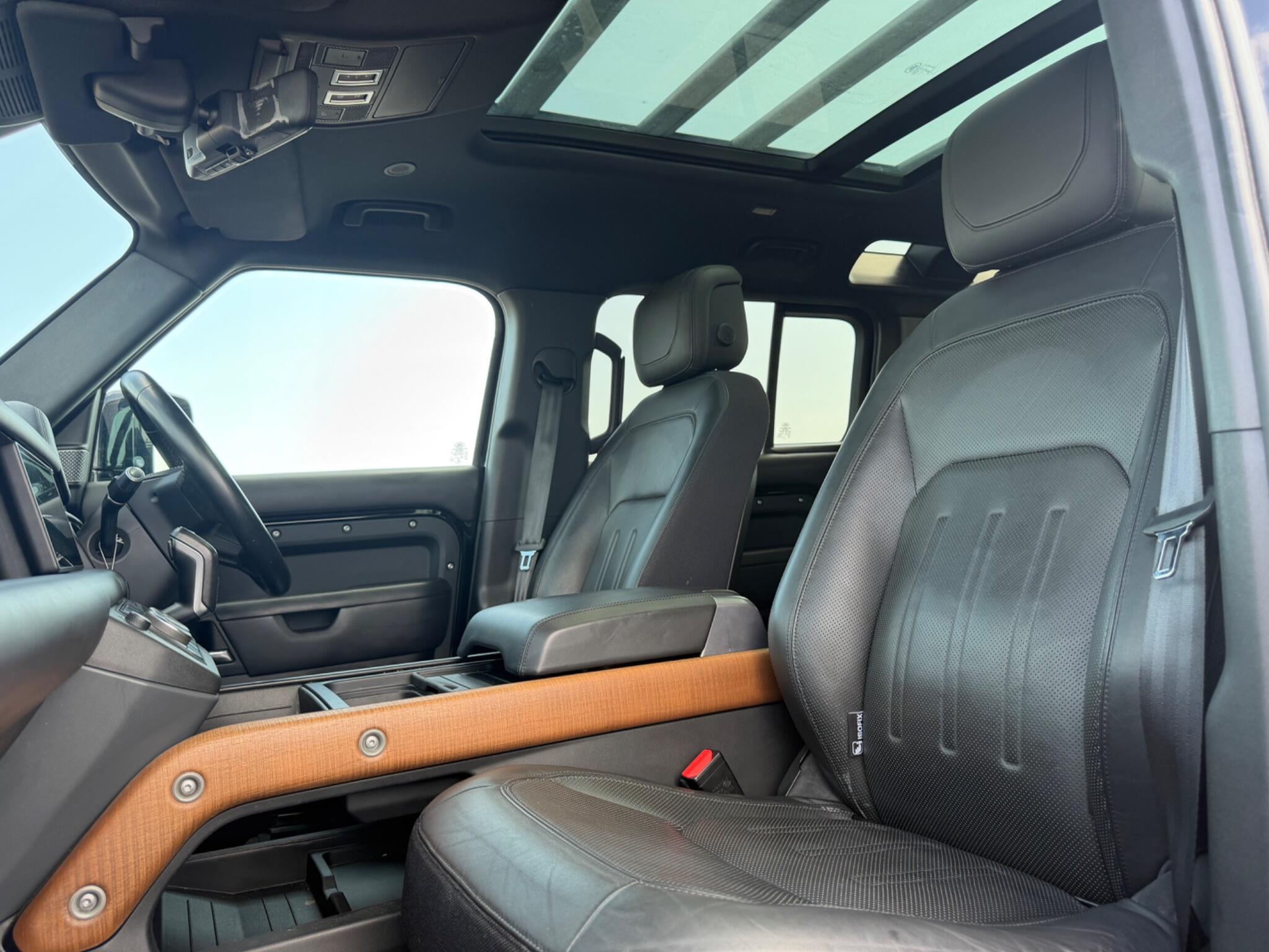 Land Rover Defender 110 view 20