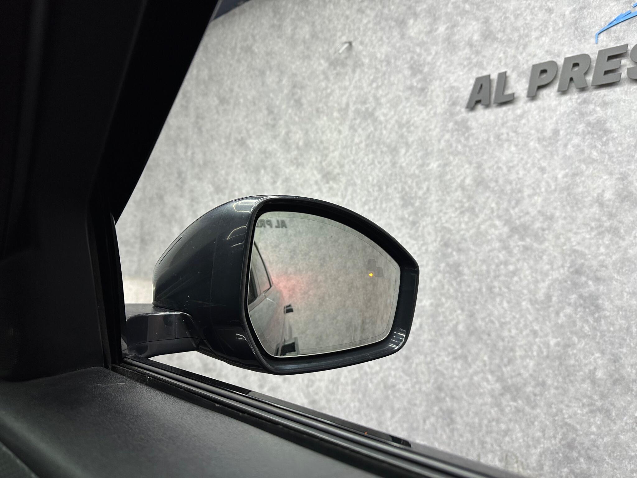 Land Rover Range Rover Velar view 16