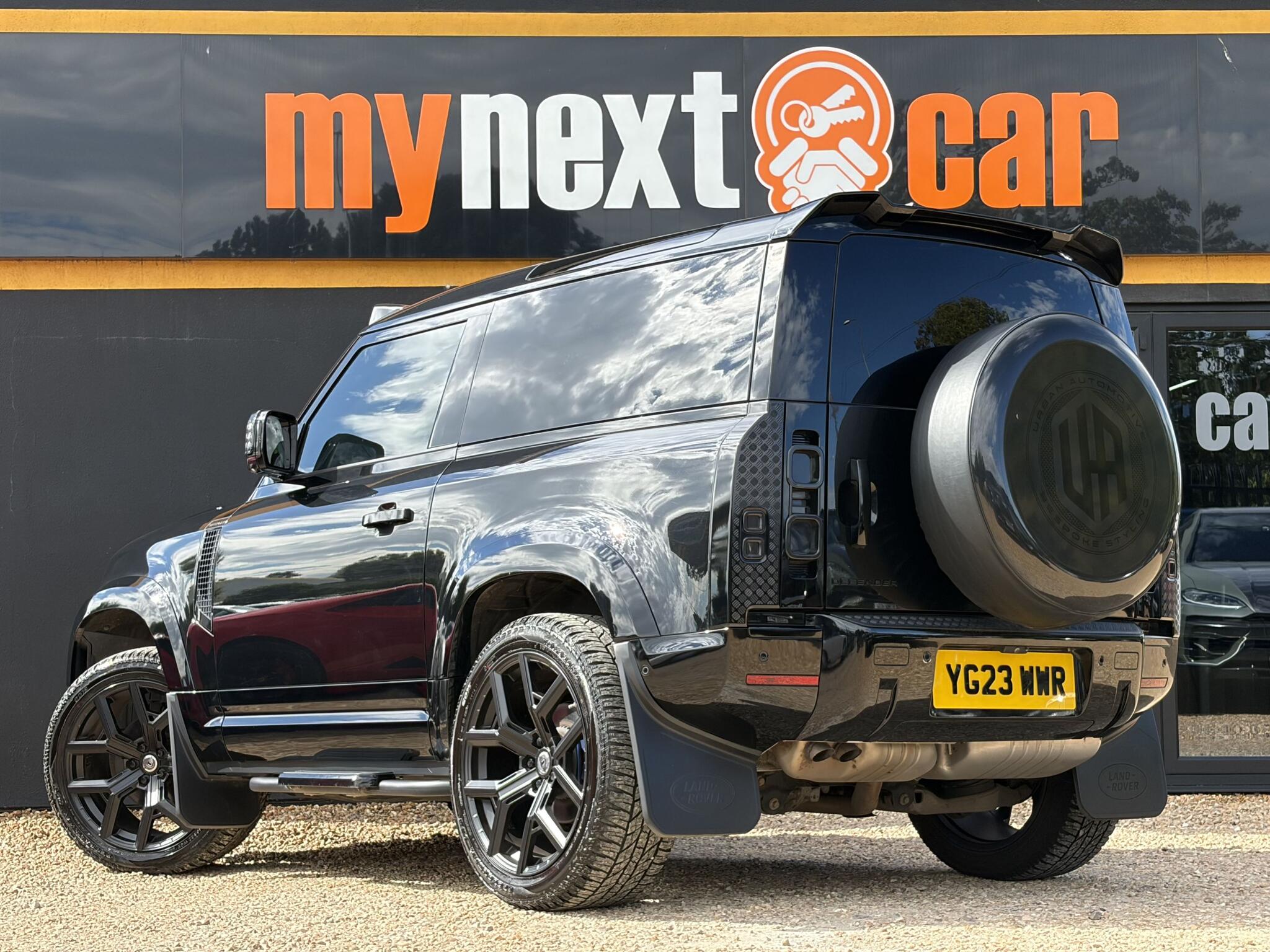Land Rover Defender 90 view 8