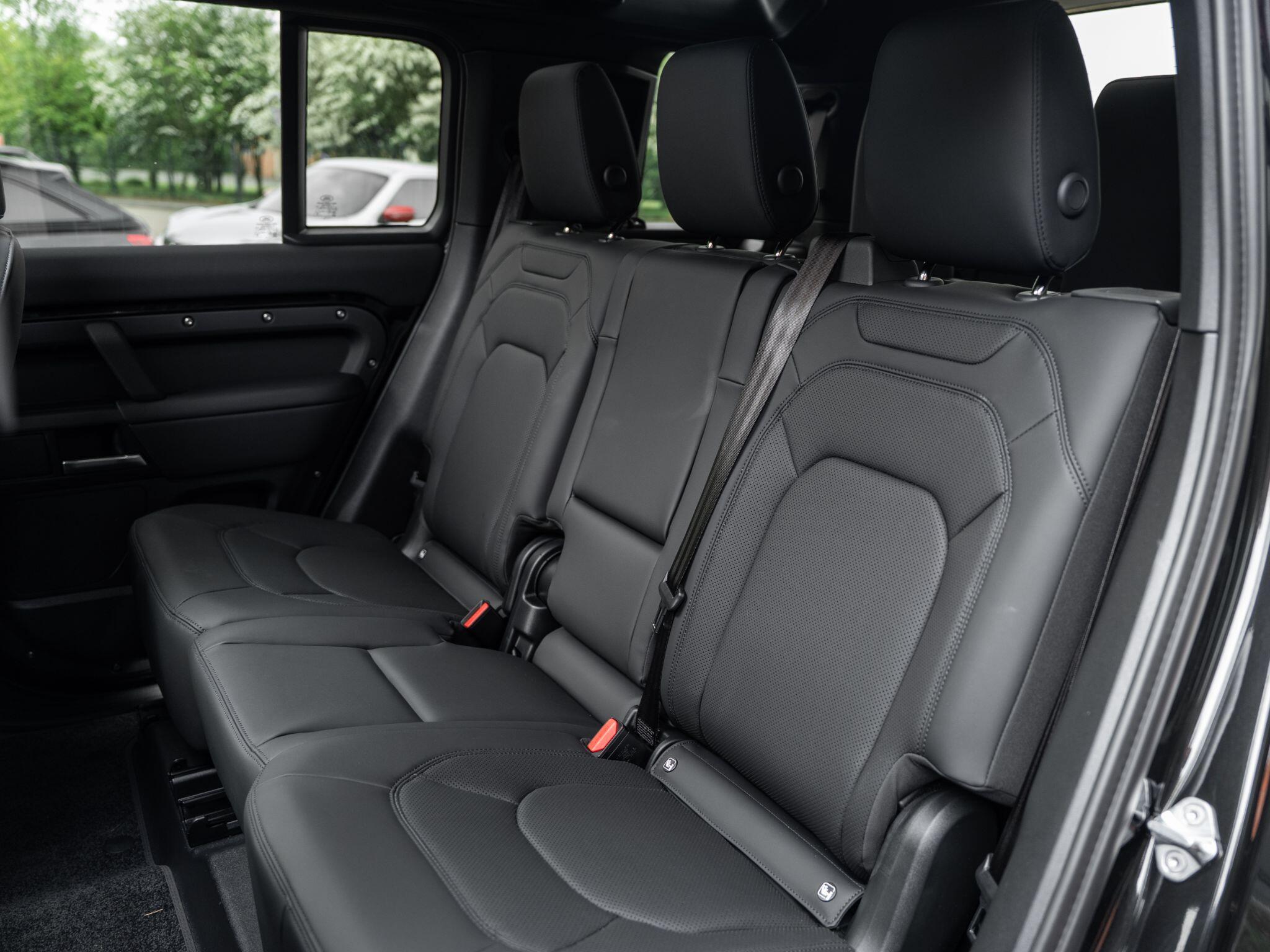 Land Rover Defender 110 view 48