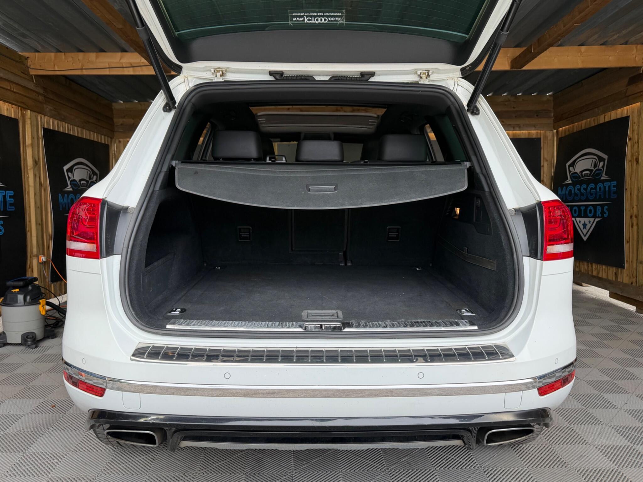 Volkswagen Touareg view 14