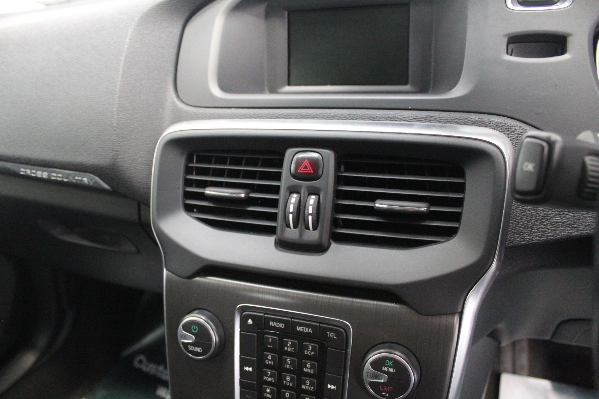 Volvo V40 Cross Country view 38