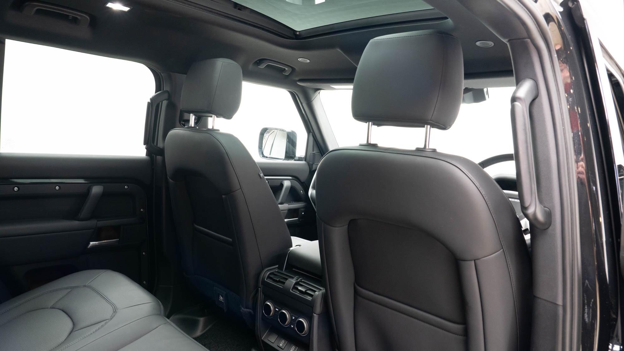 Land Rover Defender 110 view 10