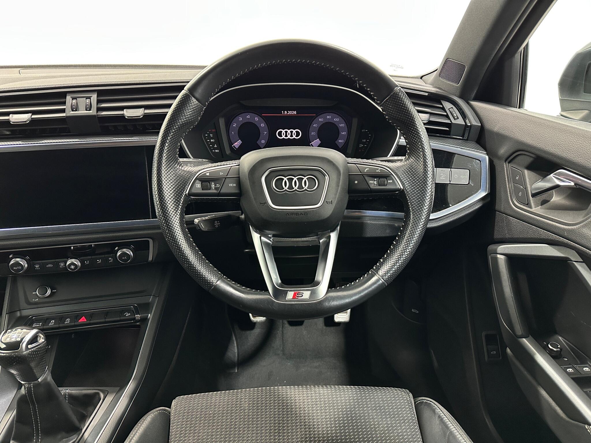 Audi Q3 view 13
