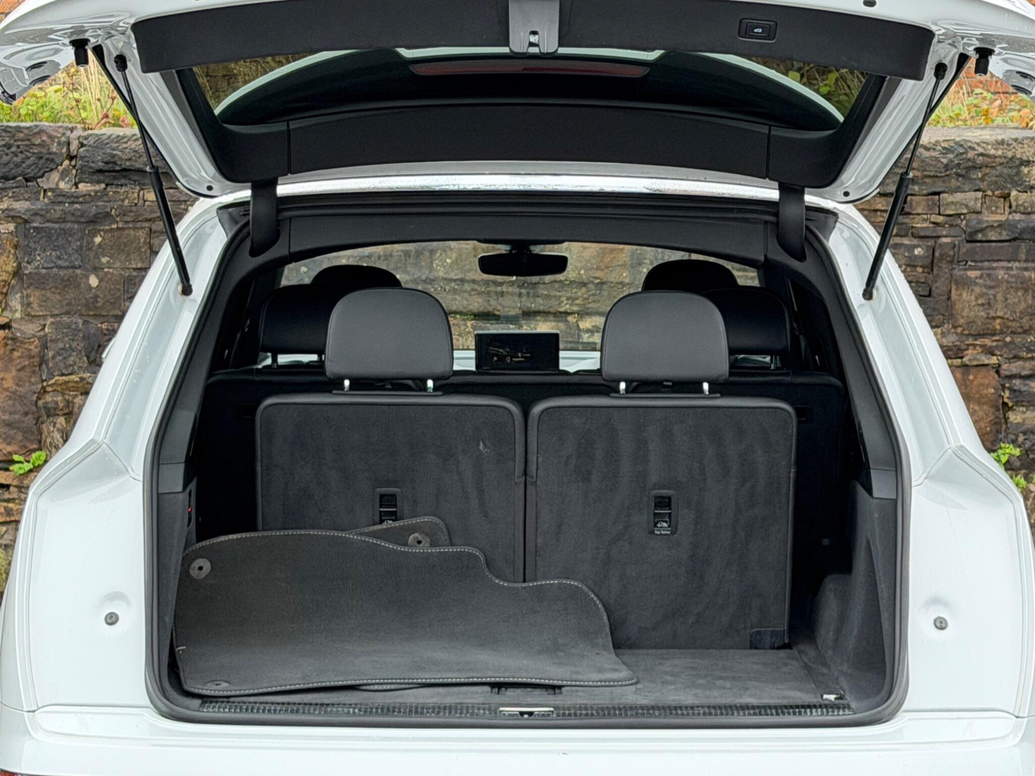 Audi Q7 view 22