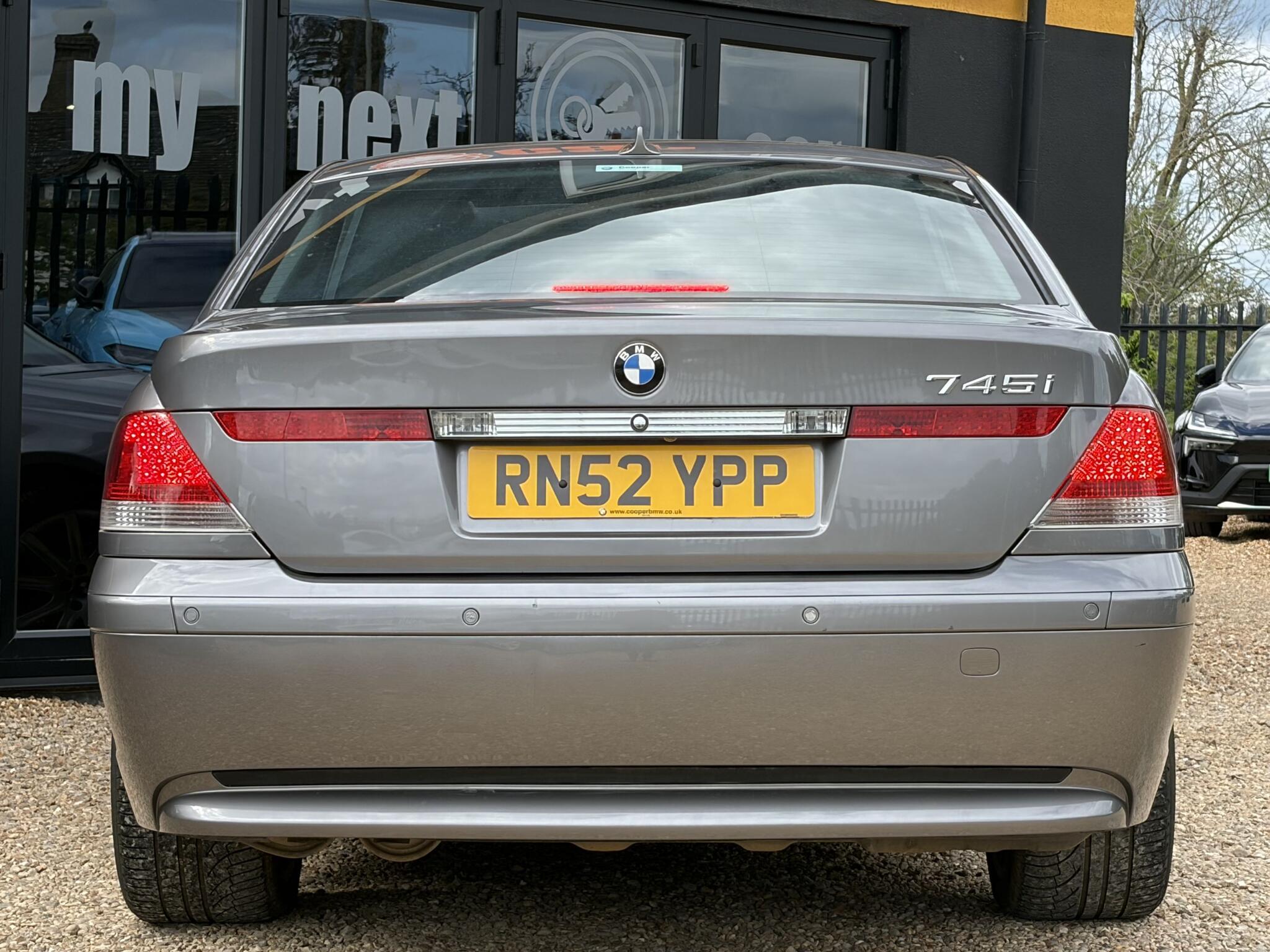 BMW 7 Series view 8