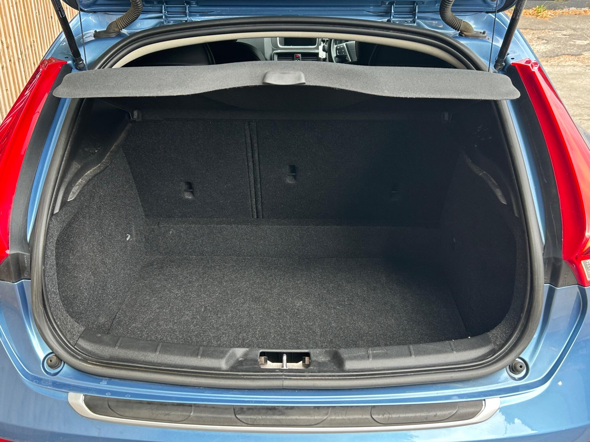Volvo V40 Cross Country view 33