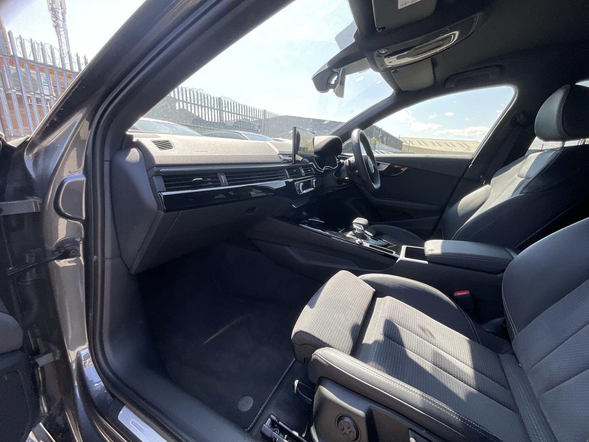 Audi A4 Avant view 16