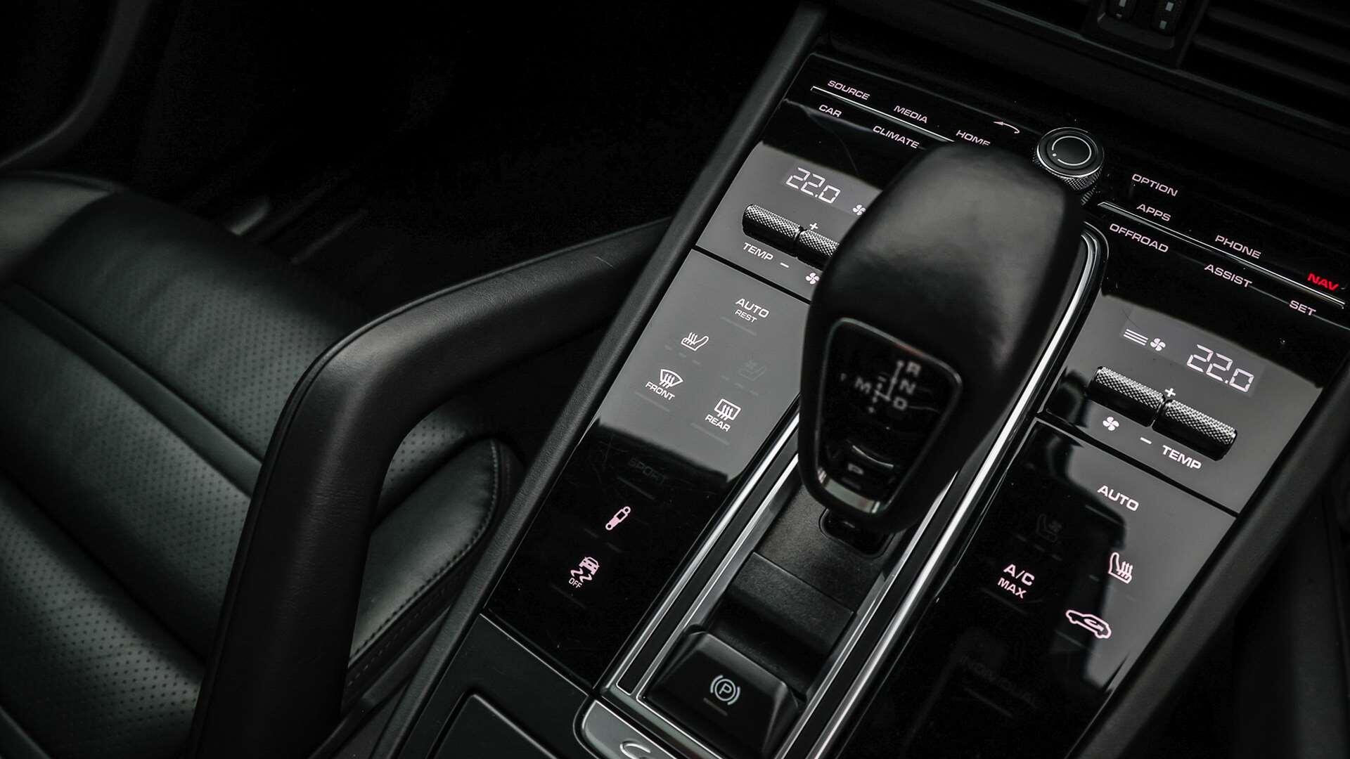 Porsche Cayenne view 22