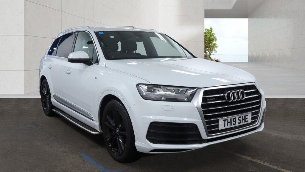 Audi Q7 view 4