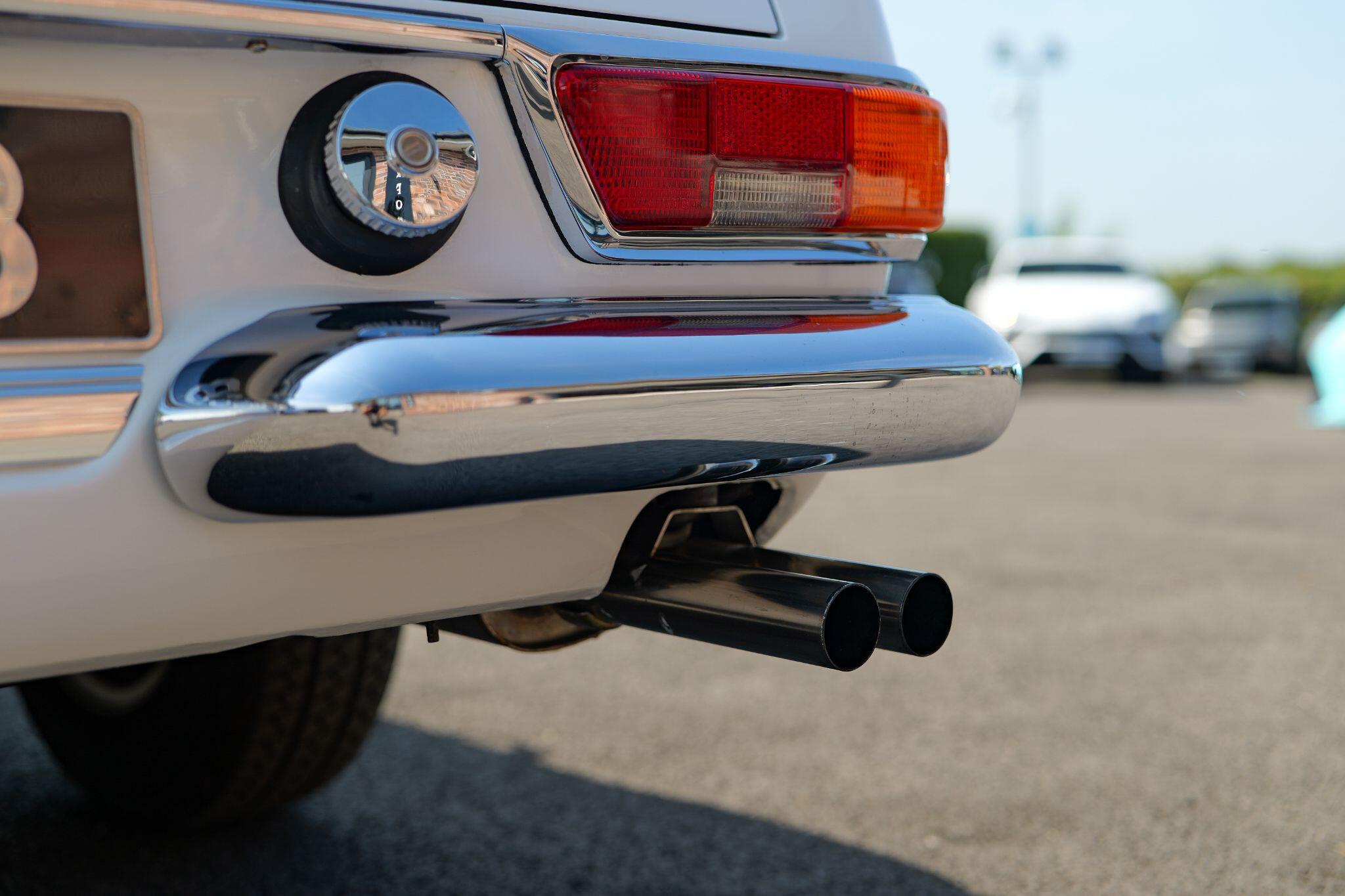 Mercedes-Benz 230 SL view 12