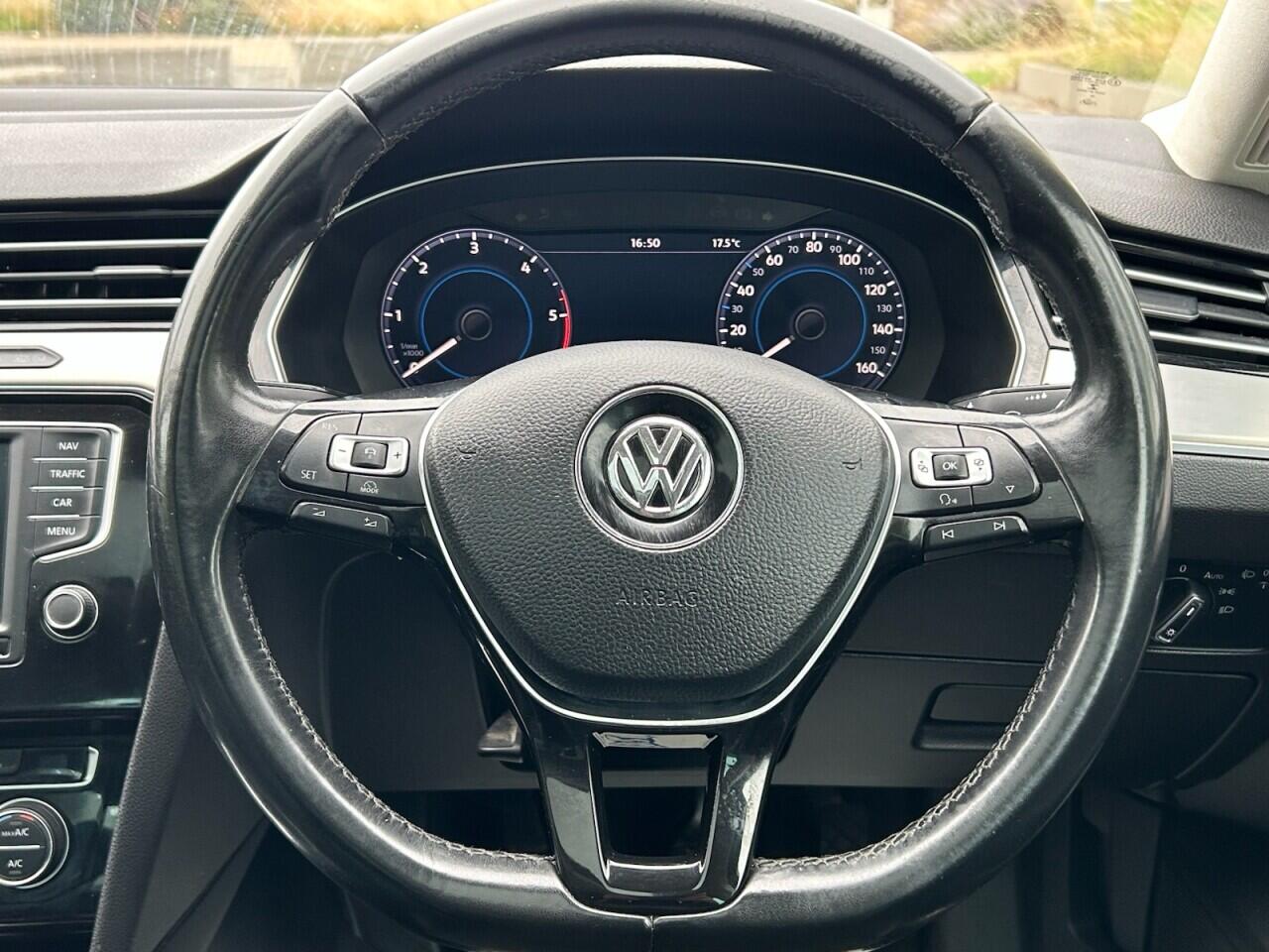 Volkswagen Passat view 25
